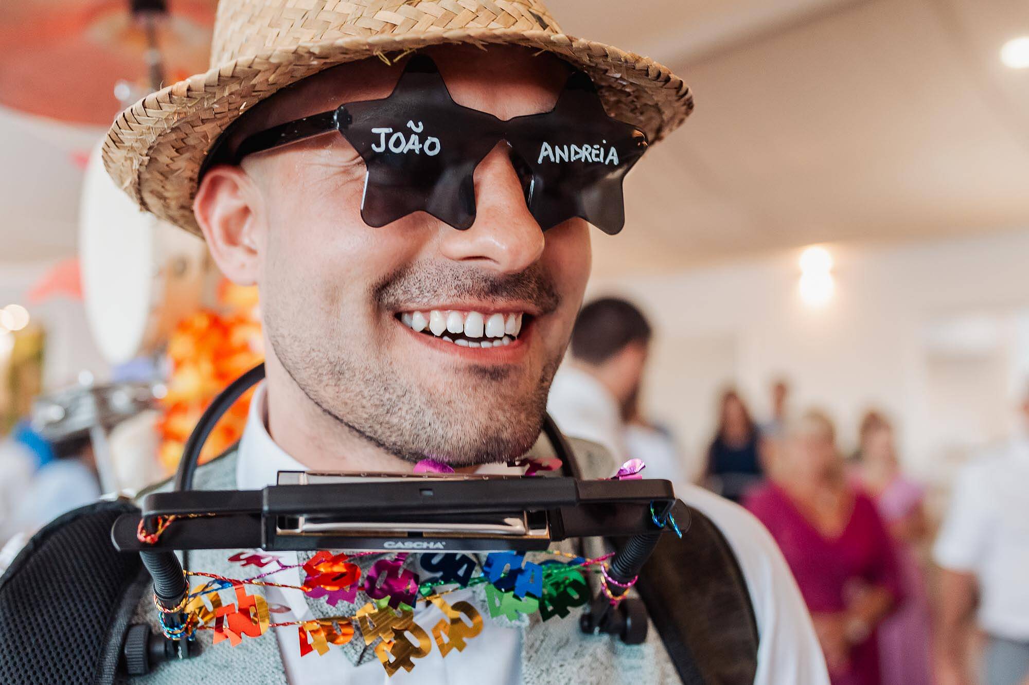 noivo com oculos especiais