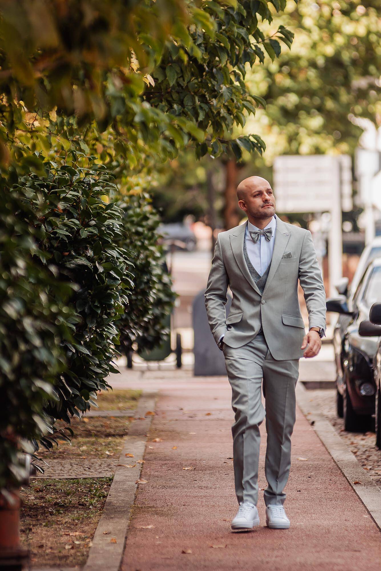 noivo de fato cinza a caminhar