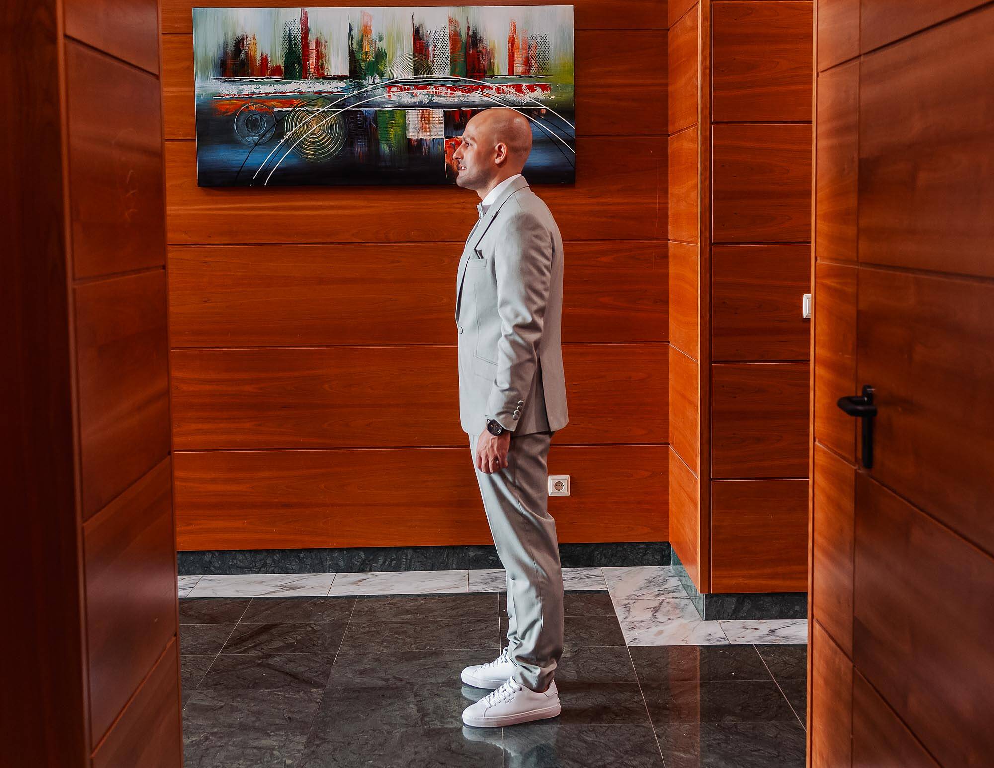 noivo no dia do casamento com pintura por trás