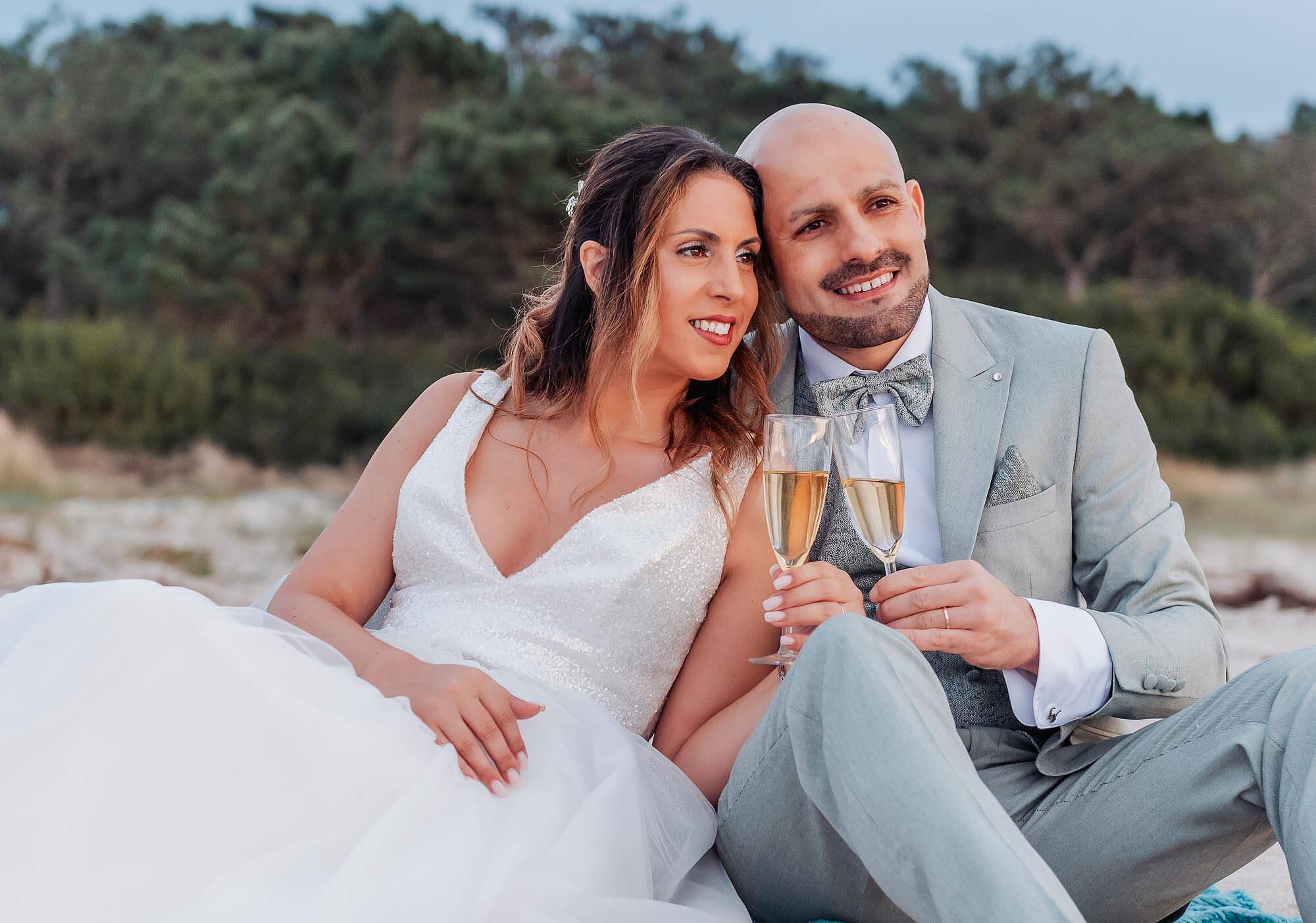 noivos a brindar na sessão na praia