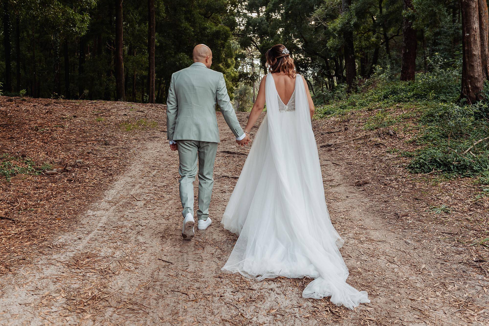 noivos a caminhar na mata do camarido caminha