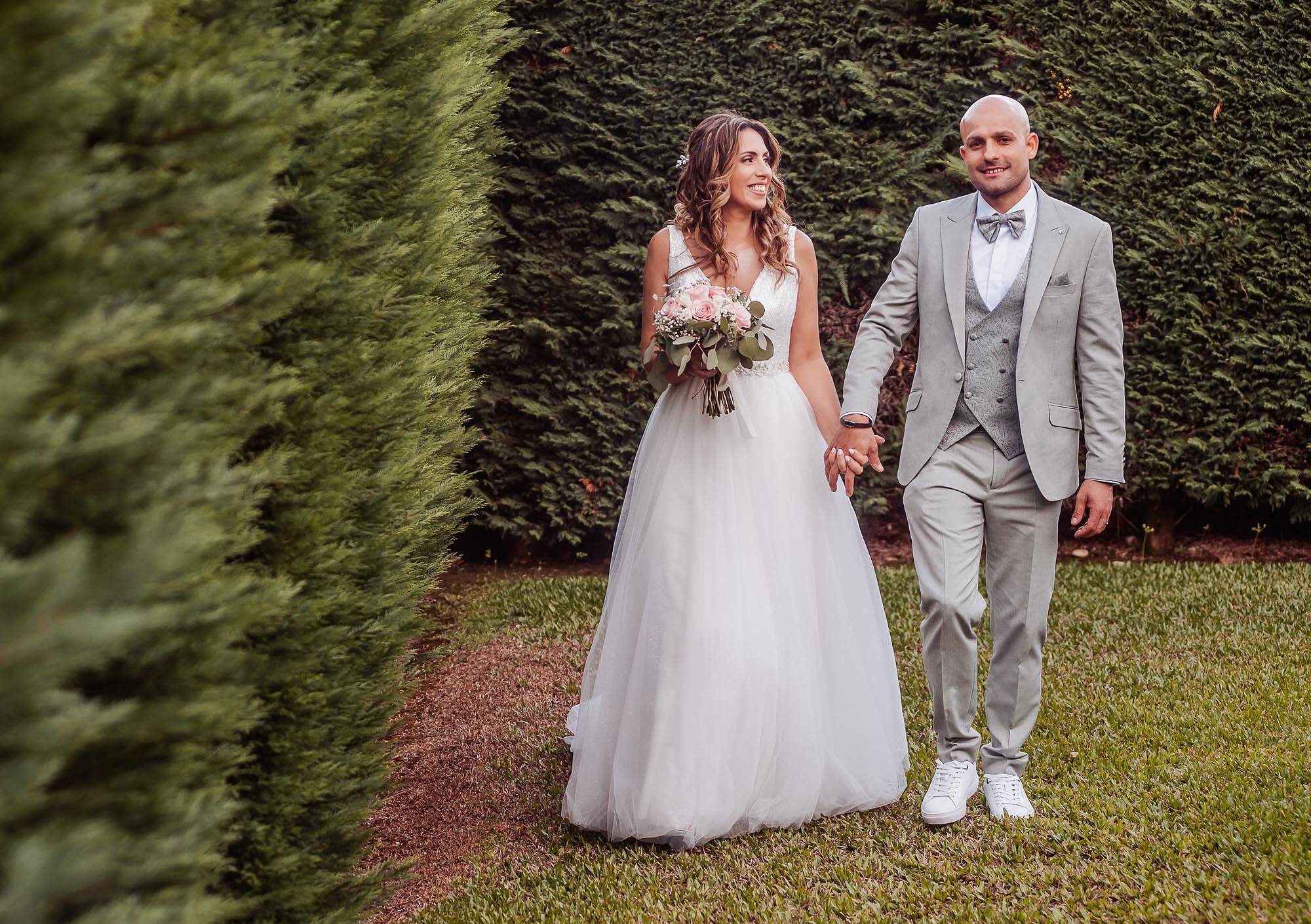 noivos a caminhar no jardim