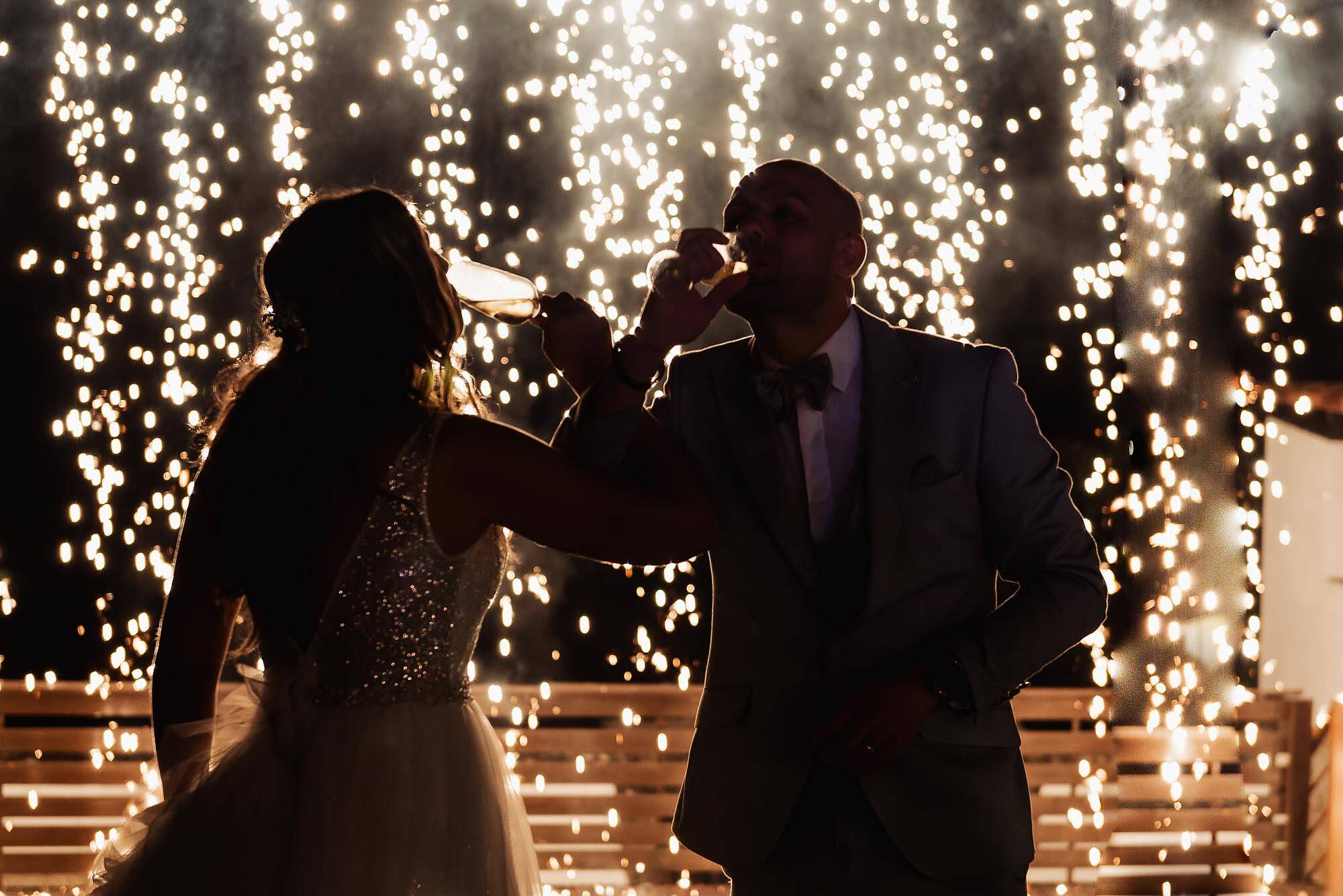 silhueta de brinde dos noivos