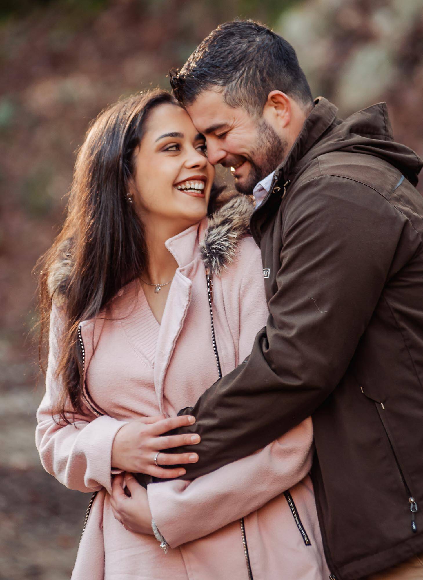 namorados a abraçarem 