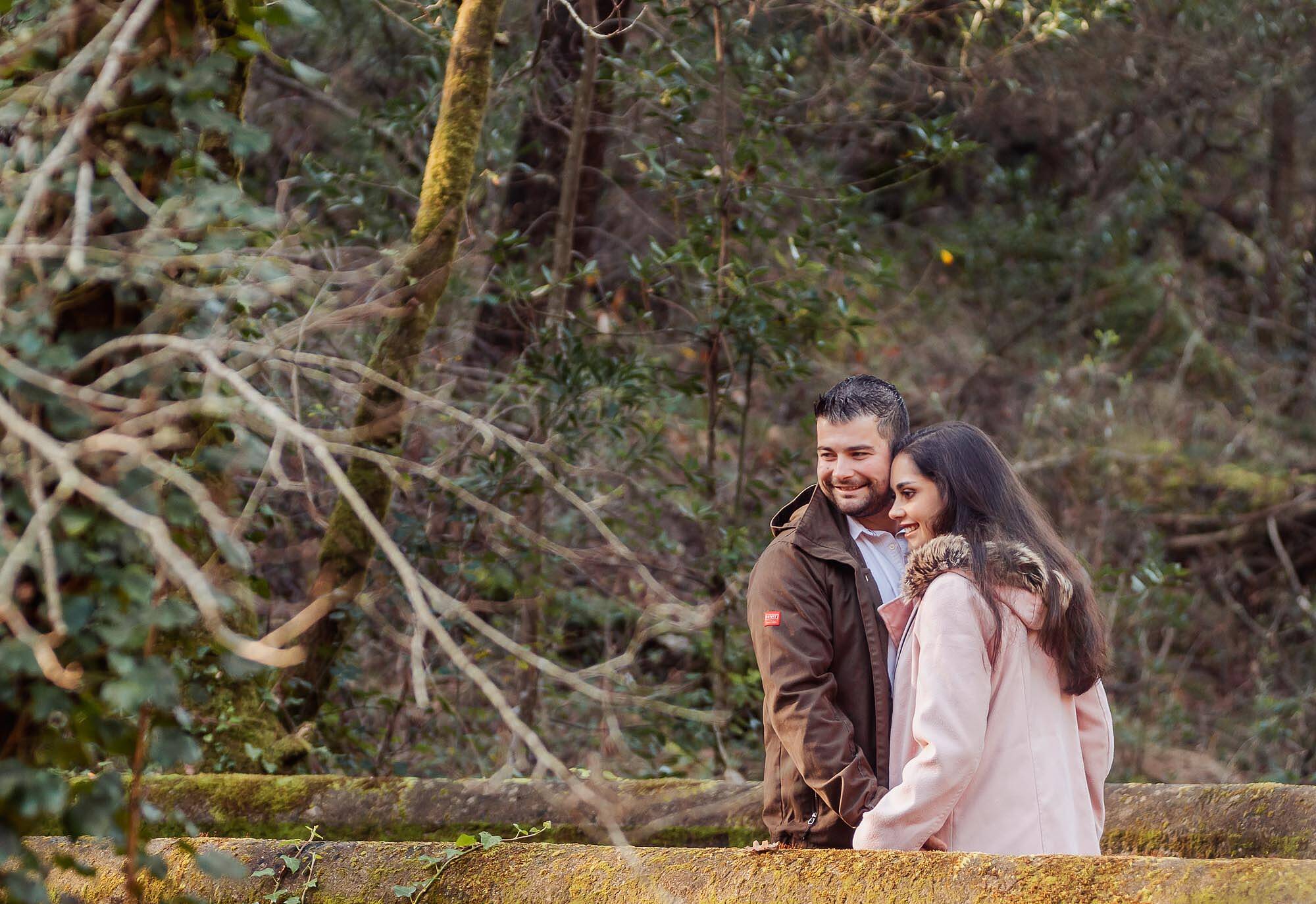 namorados a olharem de cima de uma ponte