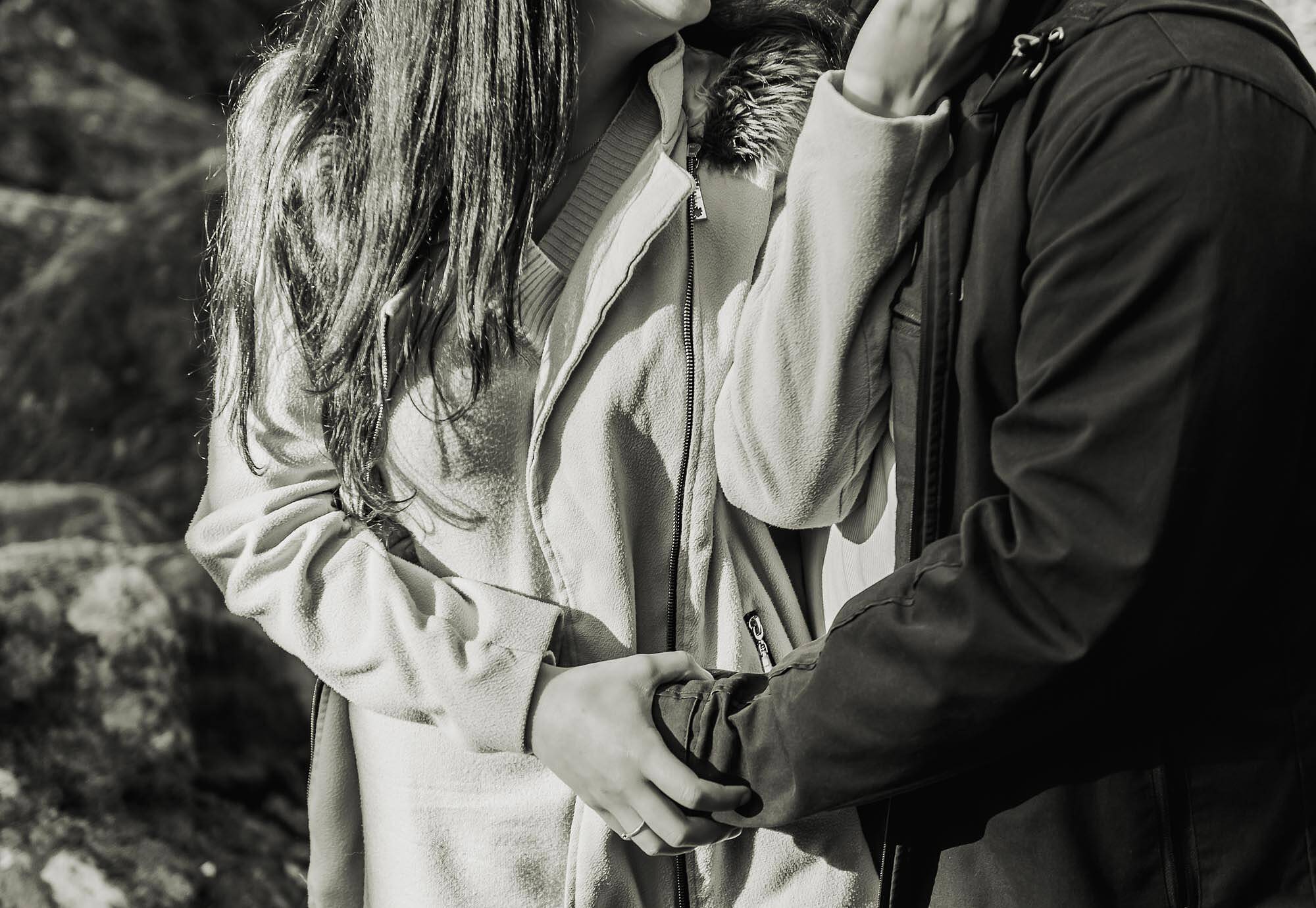 maos de namorados a preto e branco