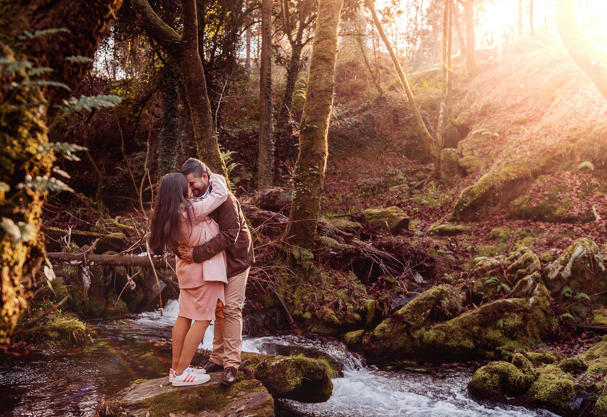 namorados com sol a iluminar do lado direito