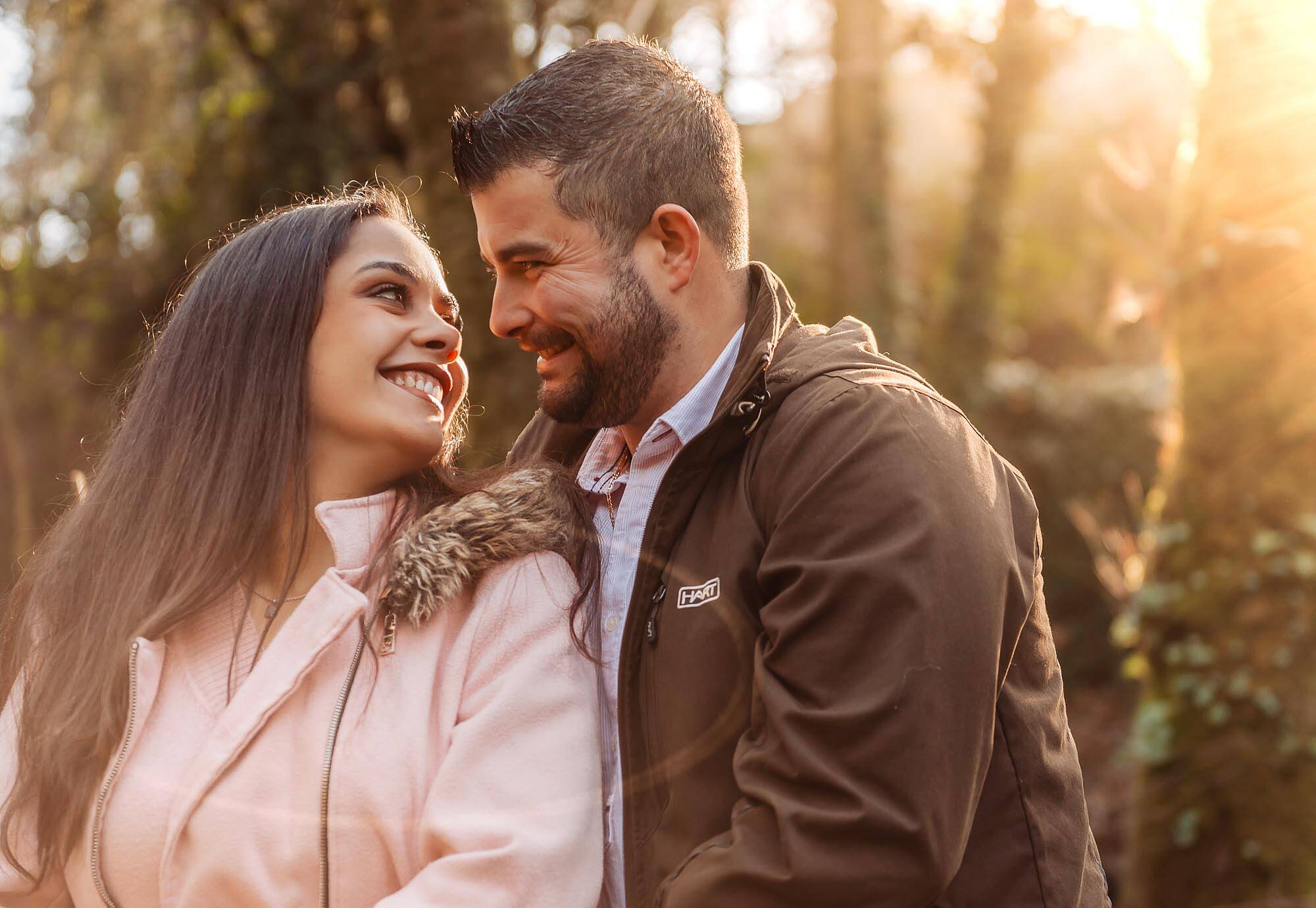 namorados com olhar apaixonado