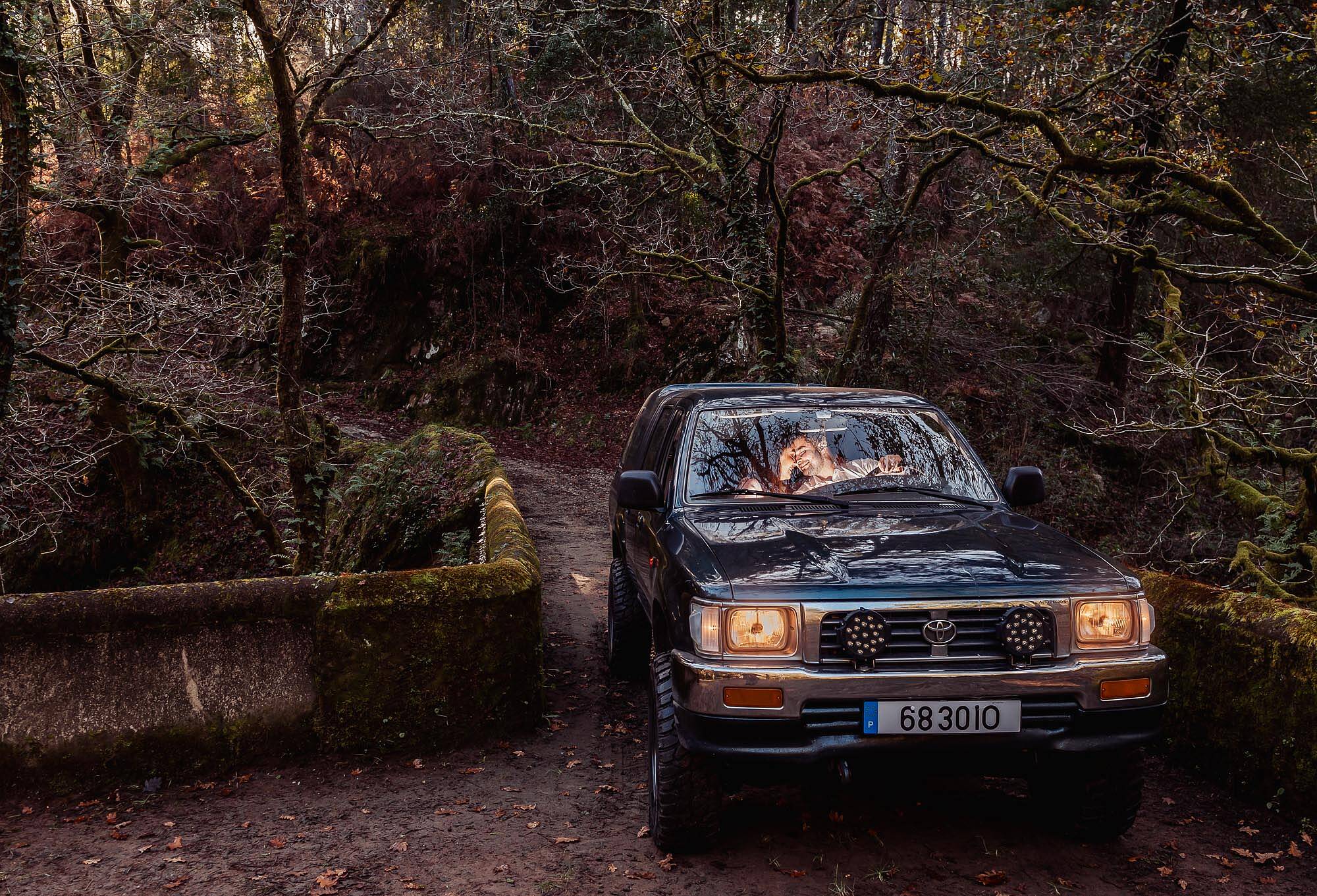 namorados dentro de jipe Toyota iluminado por luz 