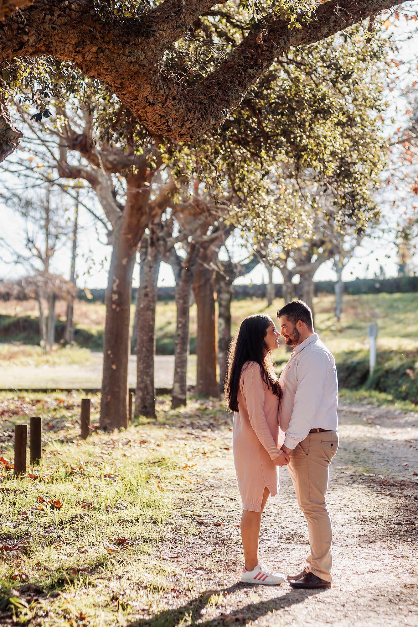 namorados no meio do caminho juntinhos