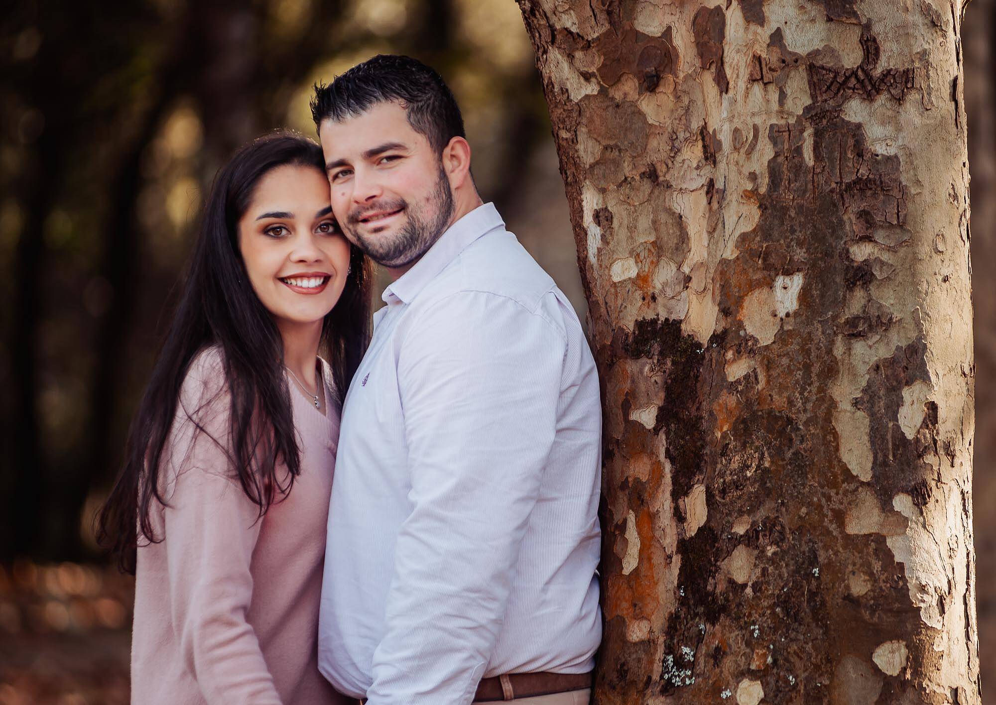 namorados junto a arvore