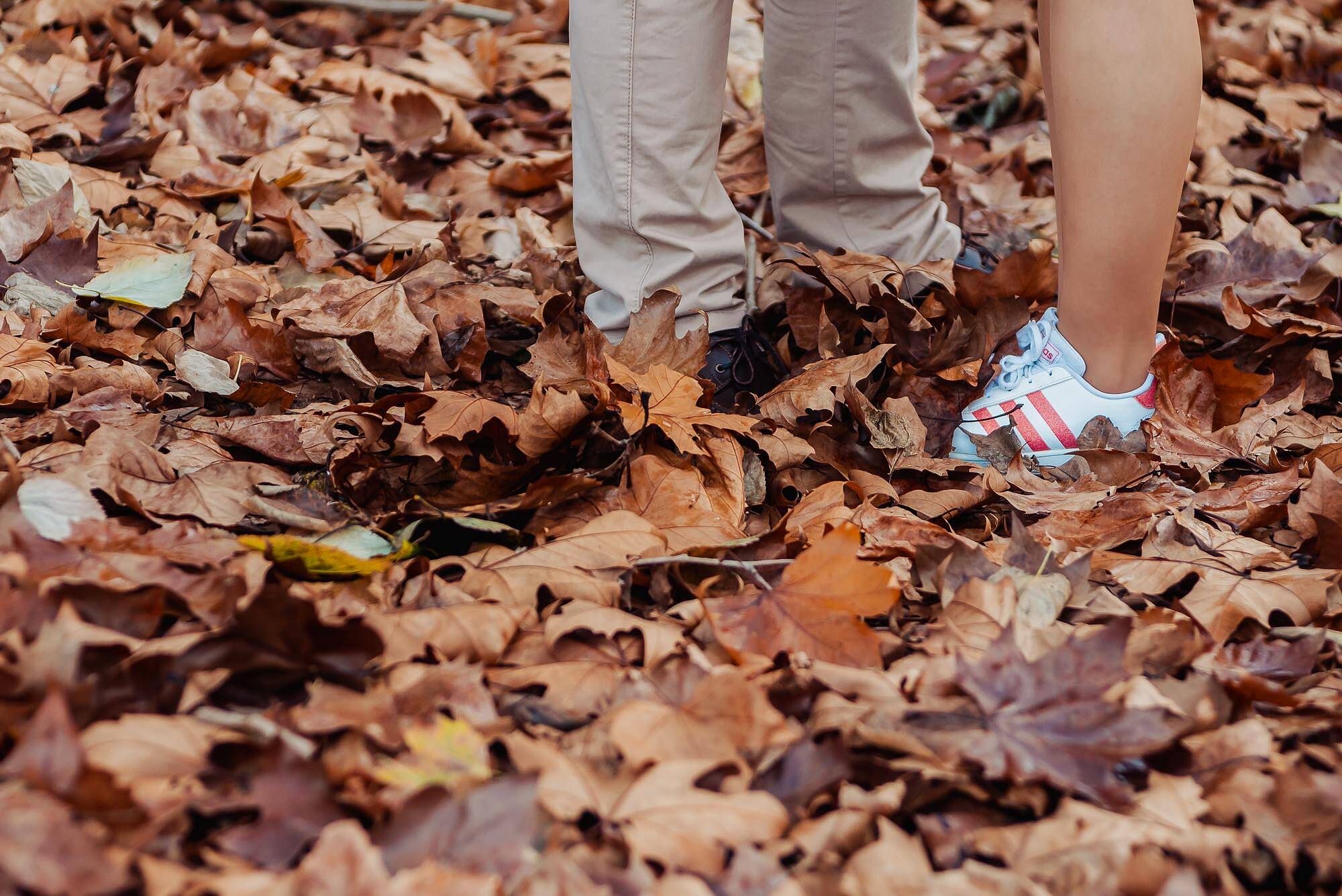 pés dos namorados no meio das folhas