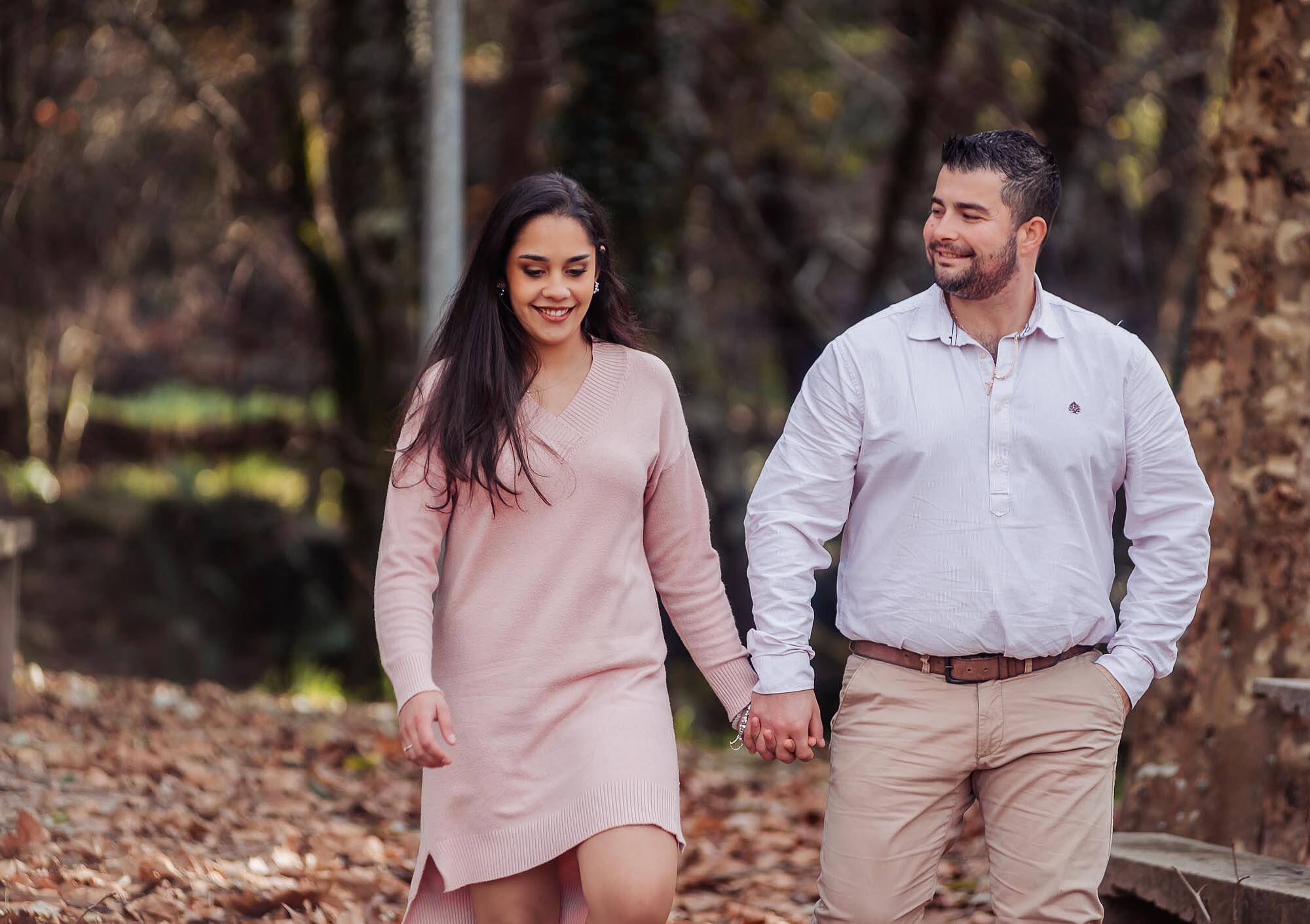 namorados a caminhar com ele a olhar para ela