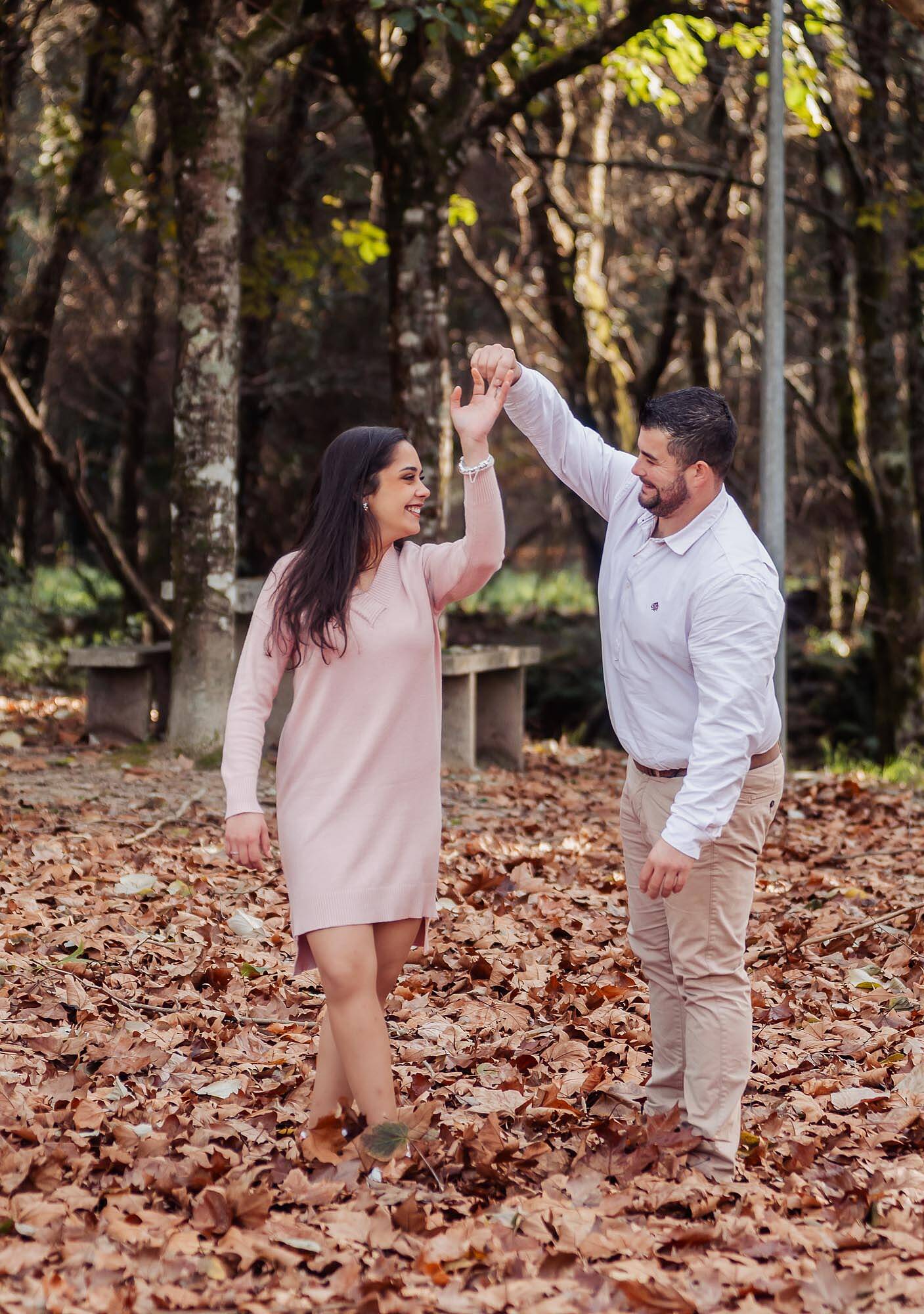 a dancar no meio das folhas