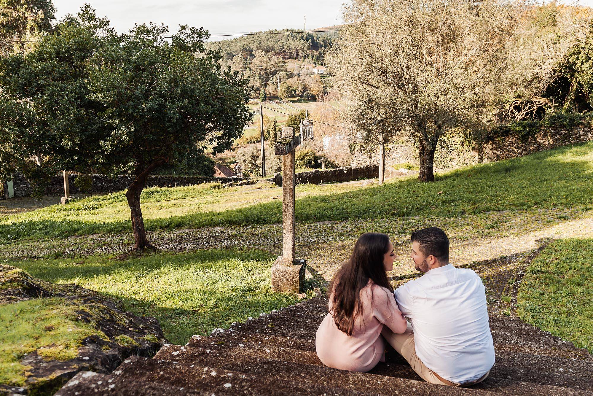 sentados junto ao cruzeiro de orbacem