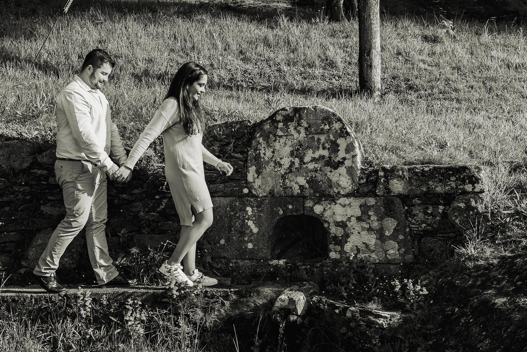 namorados a caminhar a preto e branco