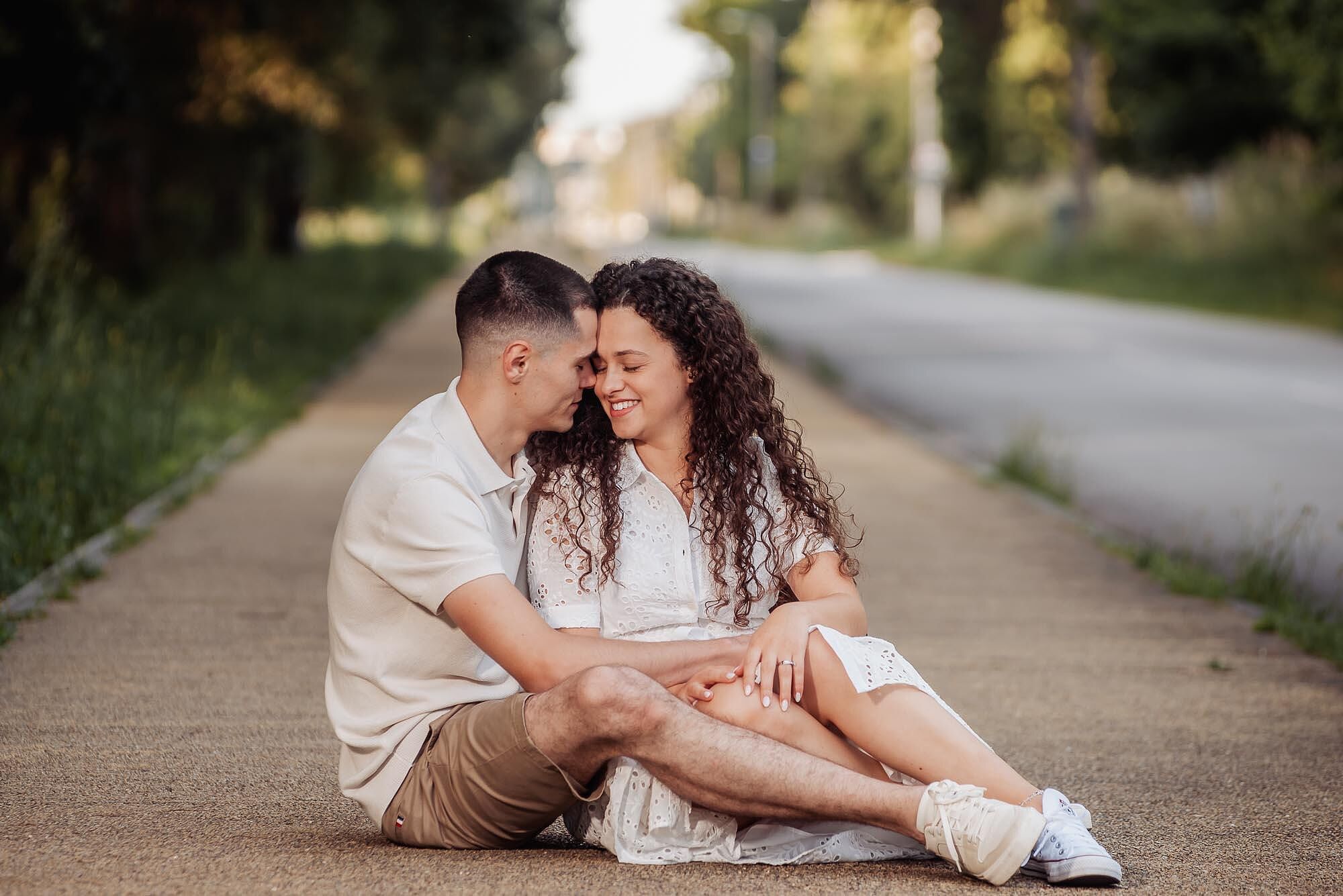 casal sentado no chao em cumplicidade com testas encostadas