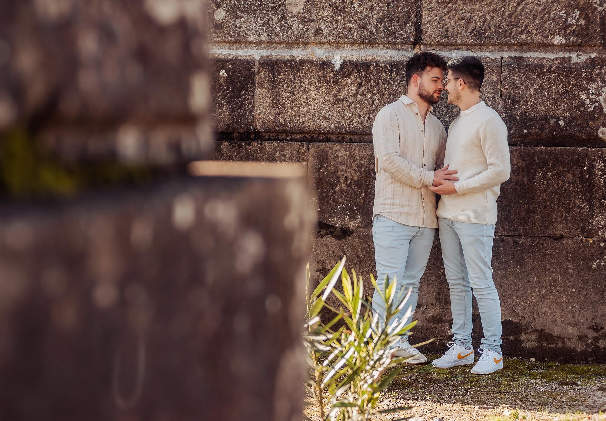 Namorados abraçados em pose intima