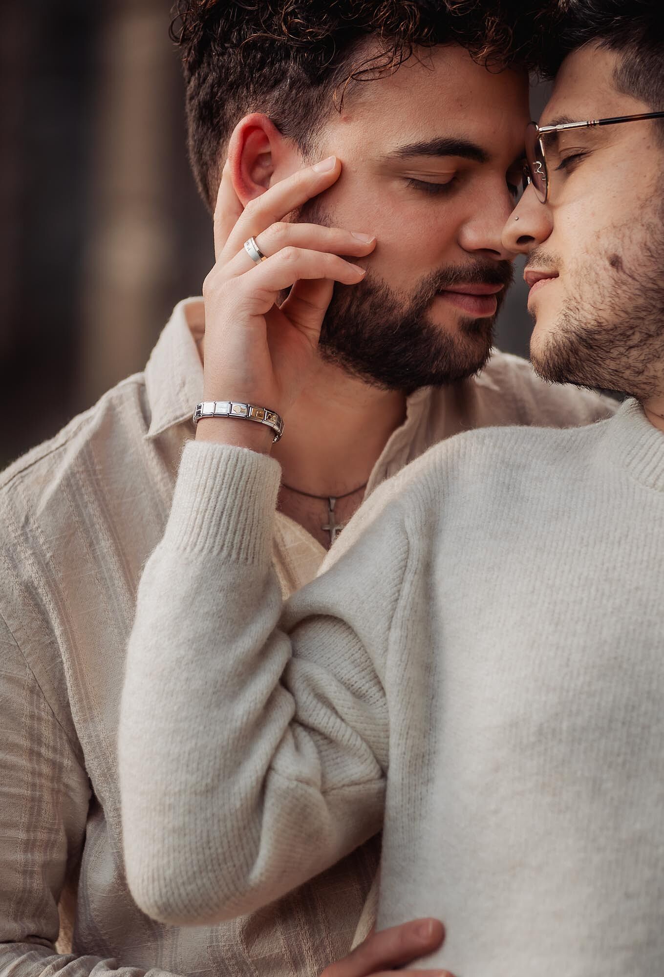 mão carinhosa a tocar na cara de casal