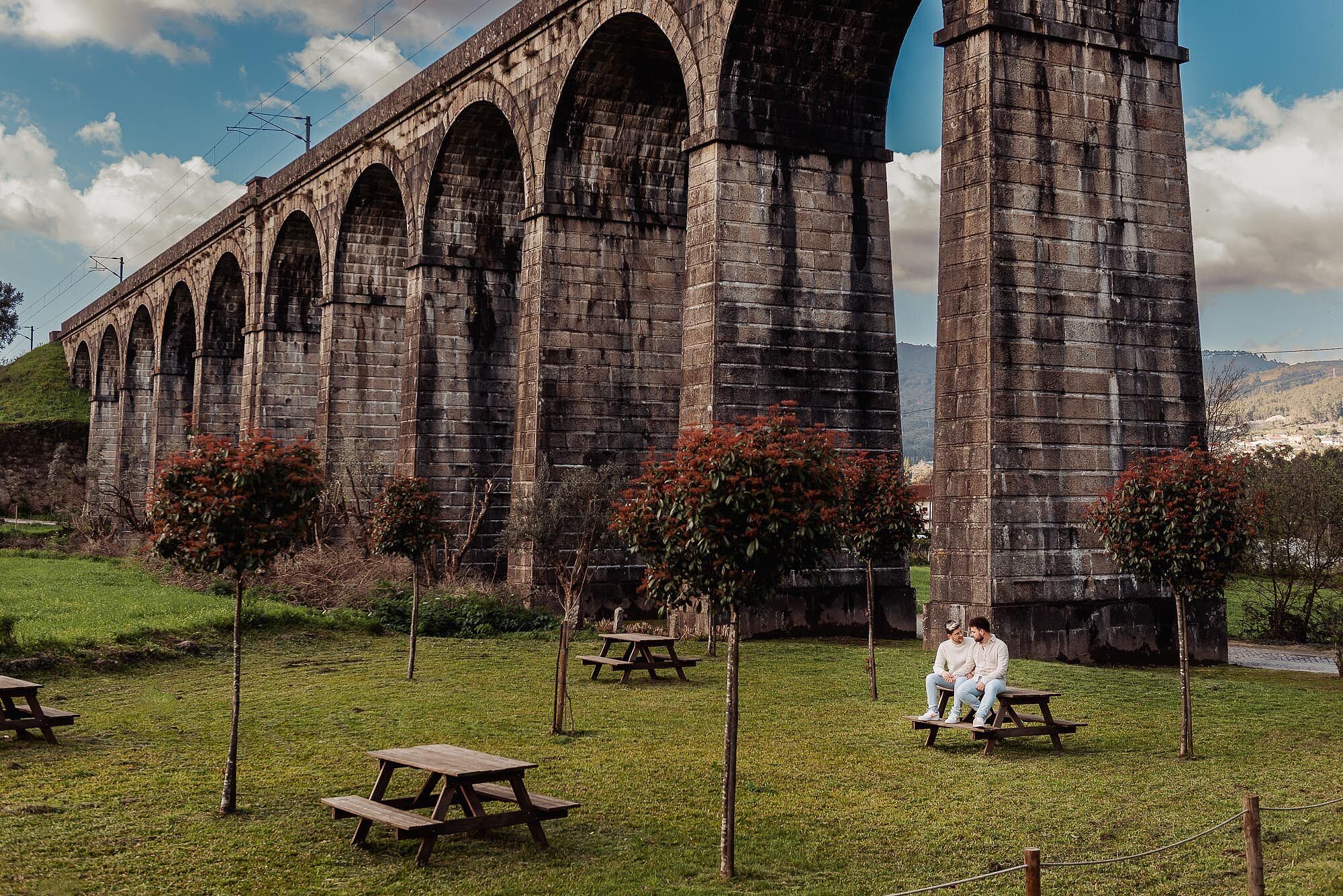 namorados junto a ponte de comboio balugães