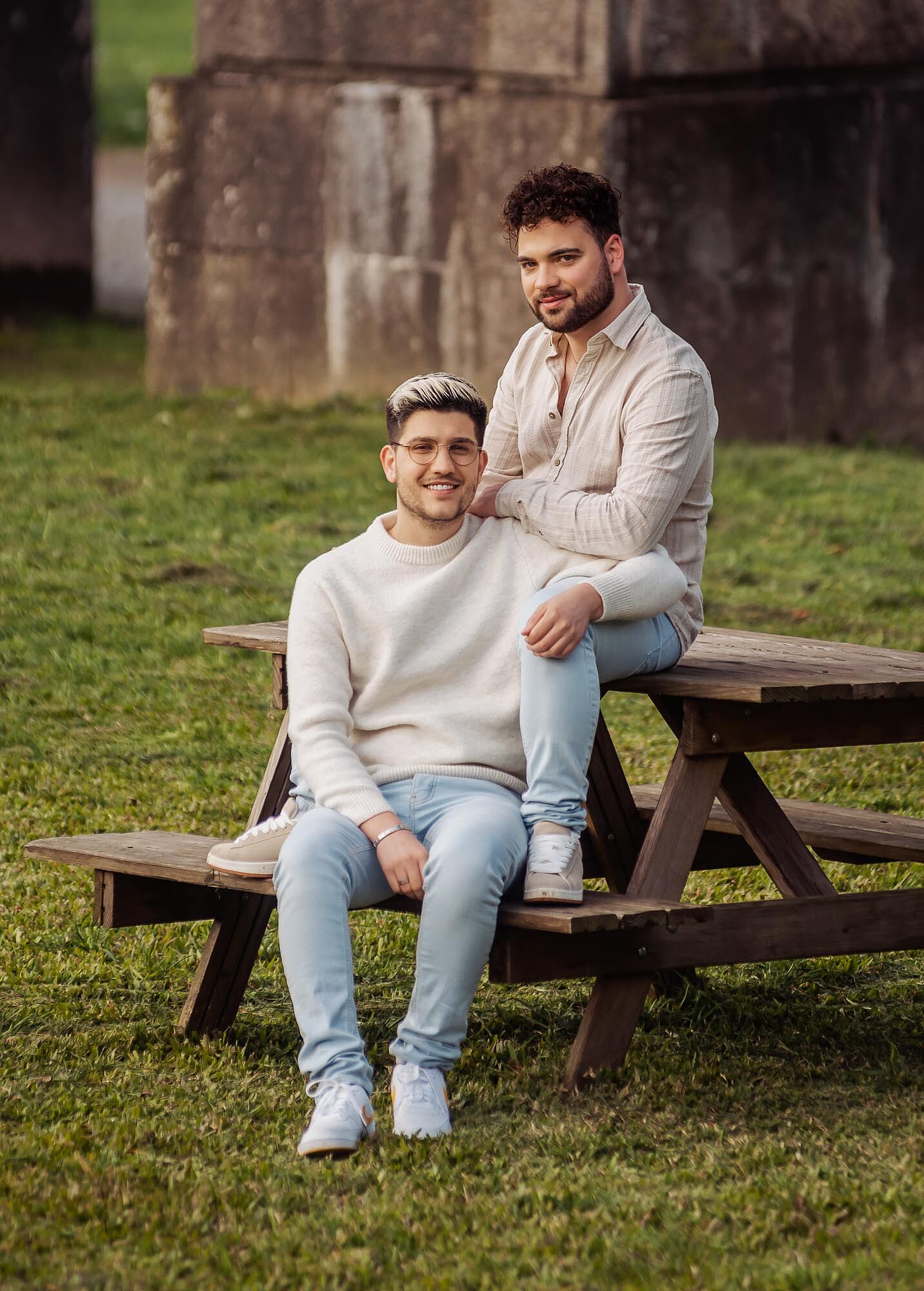 namorados sentados na mesa a olhar para fotografo