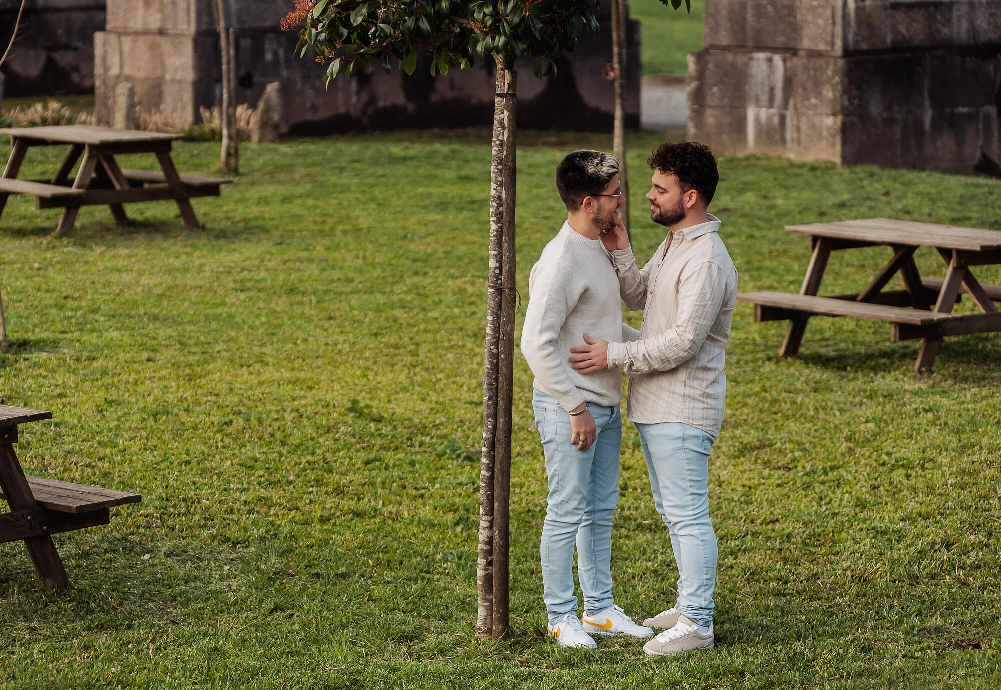 casal de morados com caricias na cara