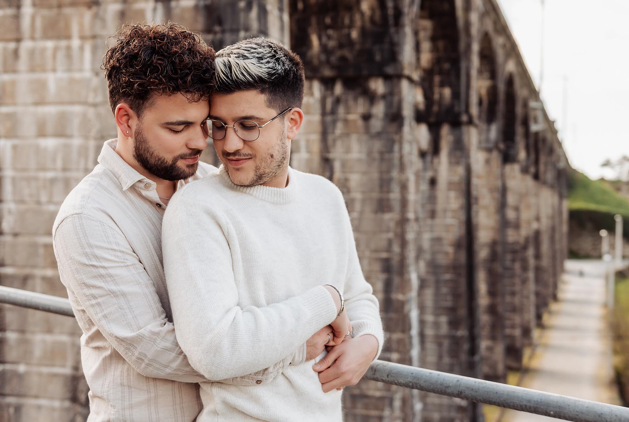 junto á ponte do comboio de balugães namorados agarrados