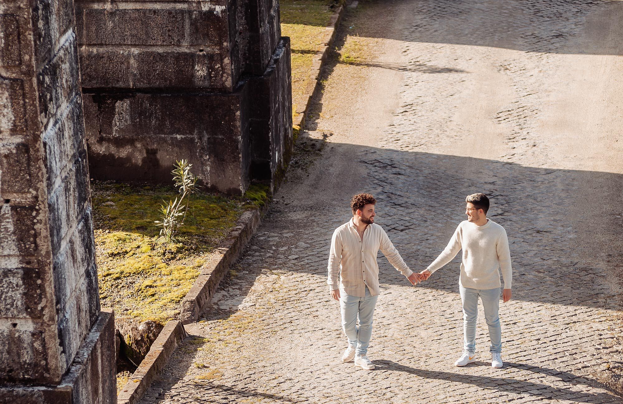 namorados a caminhar de mão dada