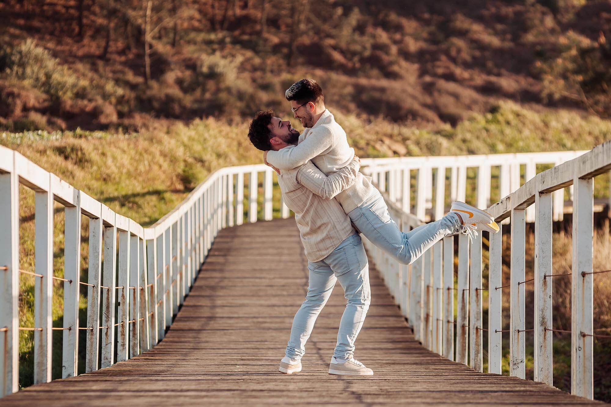 namorados em passadiço na praia de paçô 