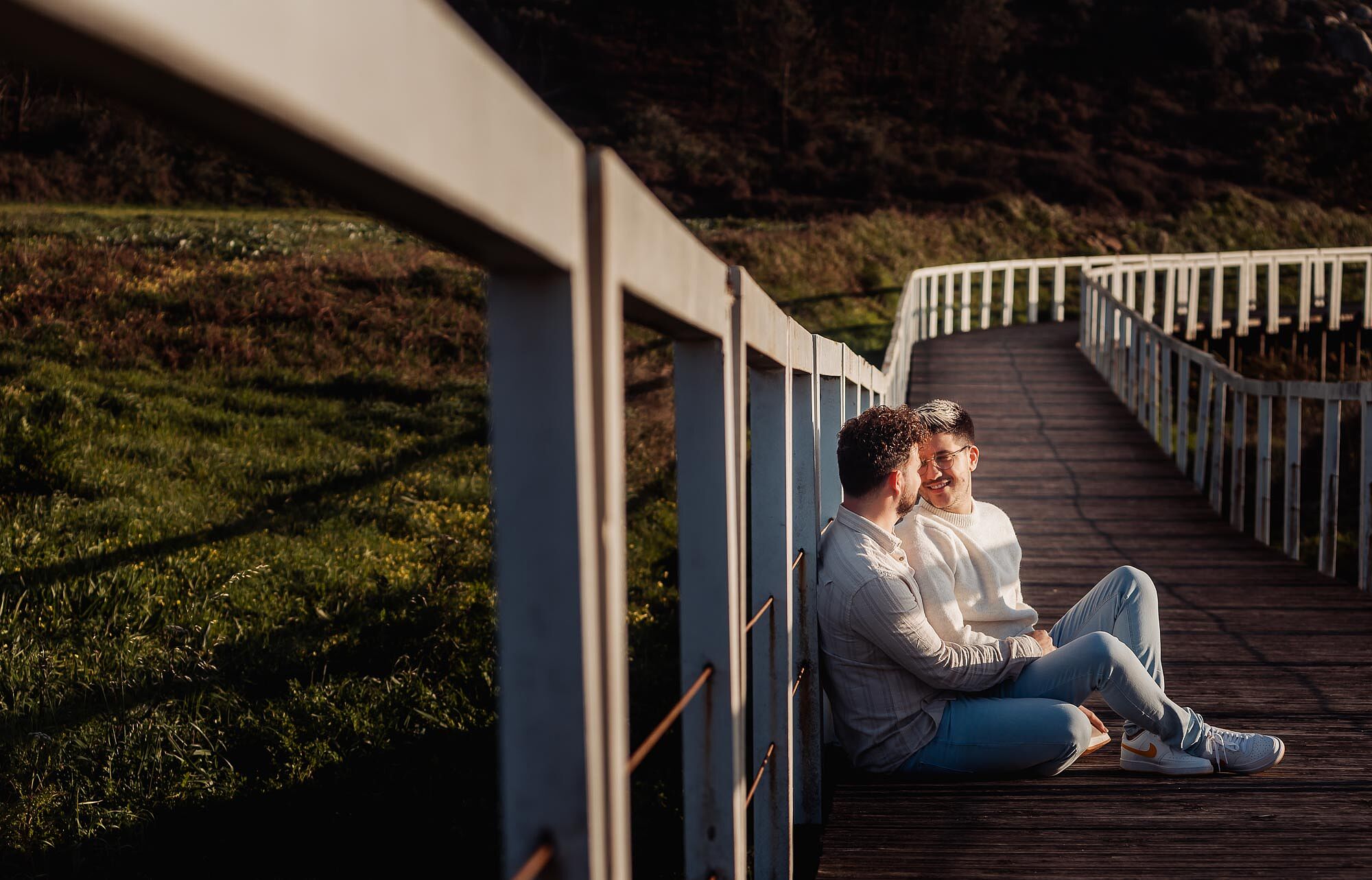namorados sentados ao sol