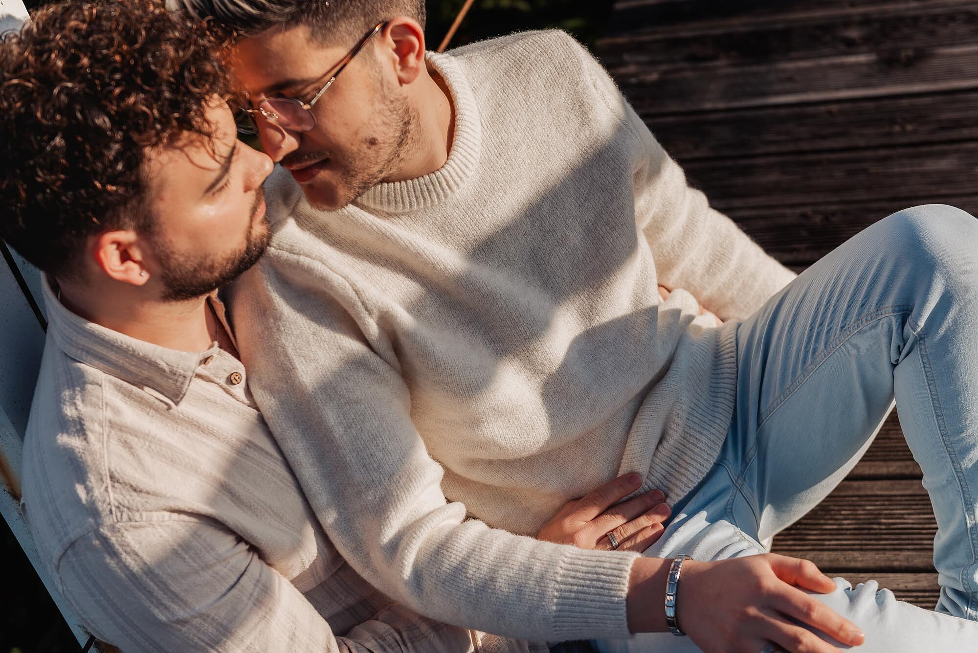 juntos a tocar com nariz