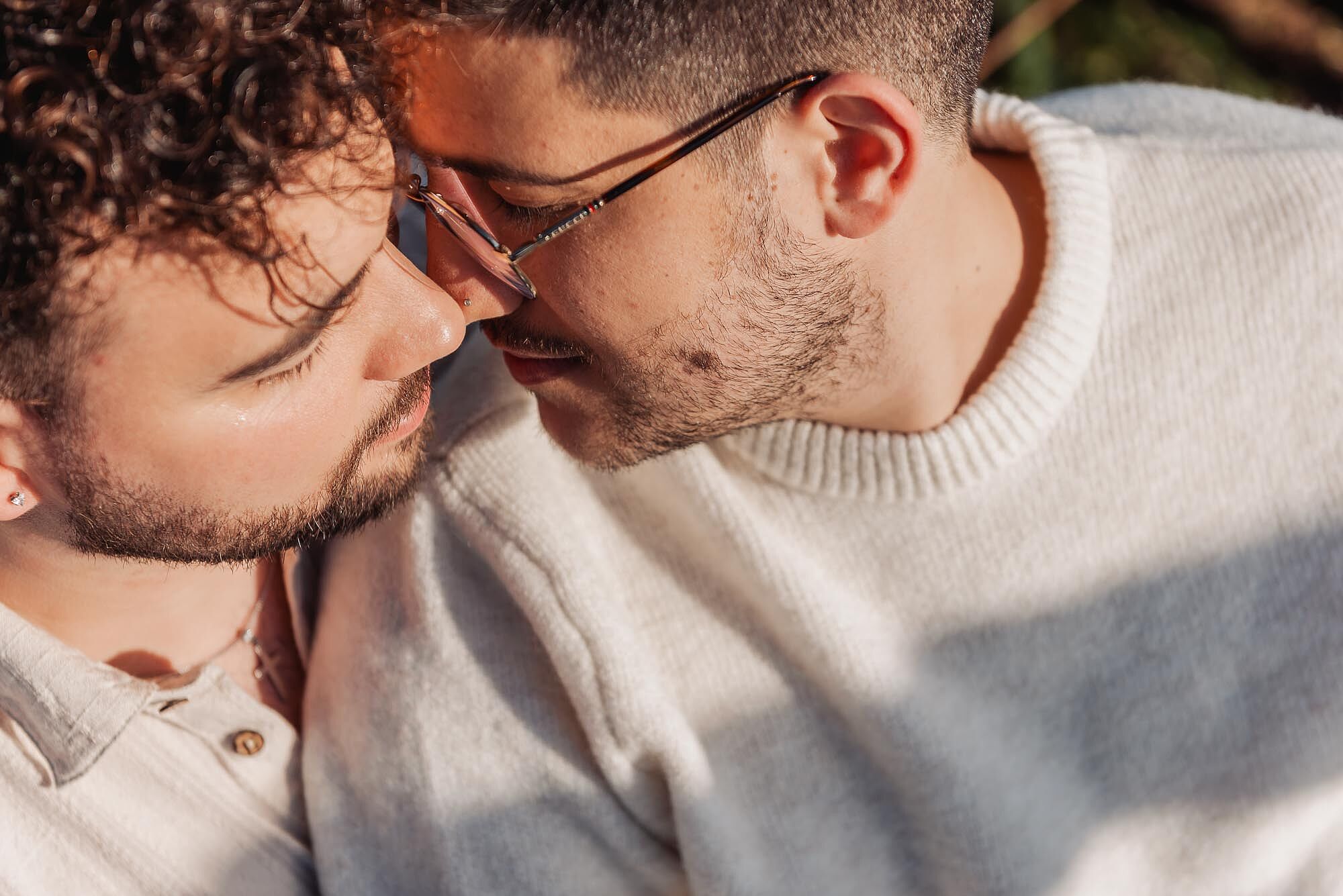 namorados em pose de ternura juntinhos