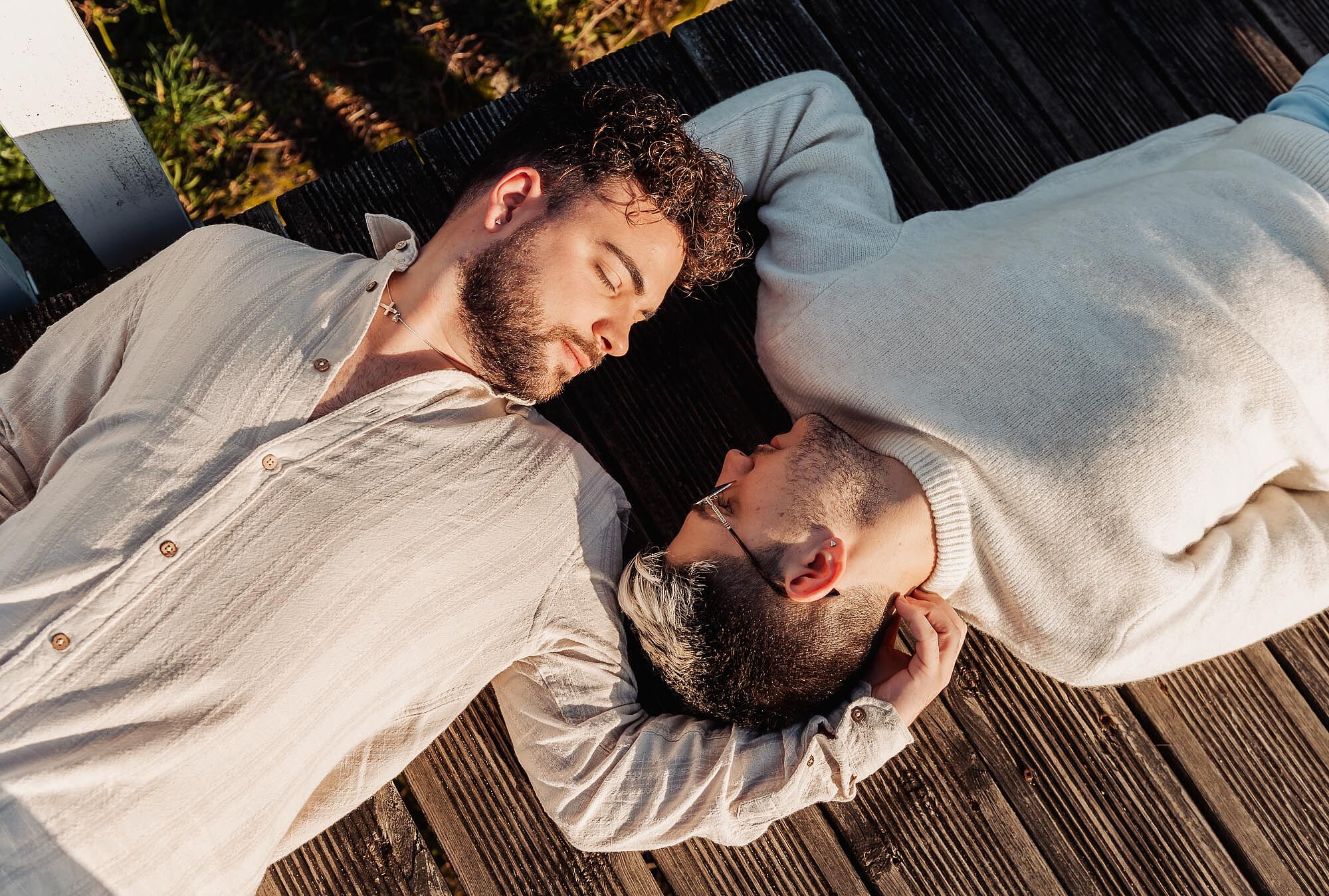 casal de namorados deitados e virados um para o outro