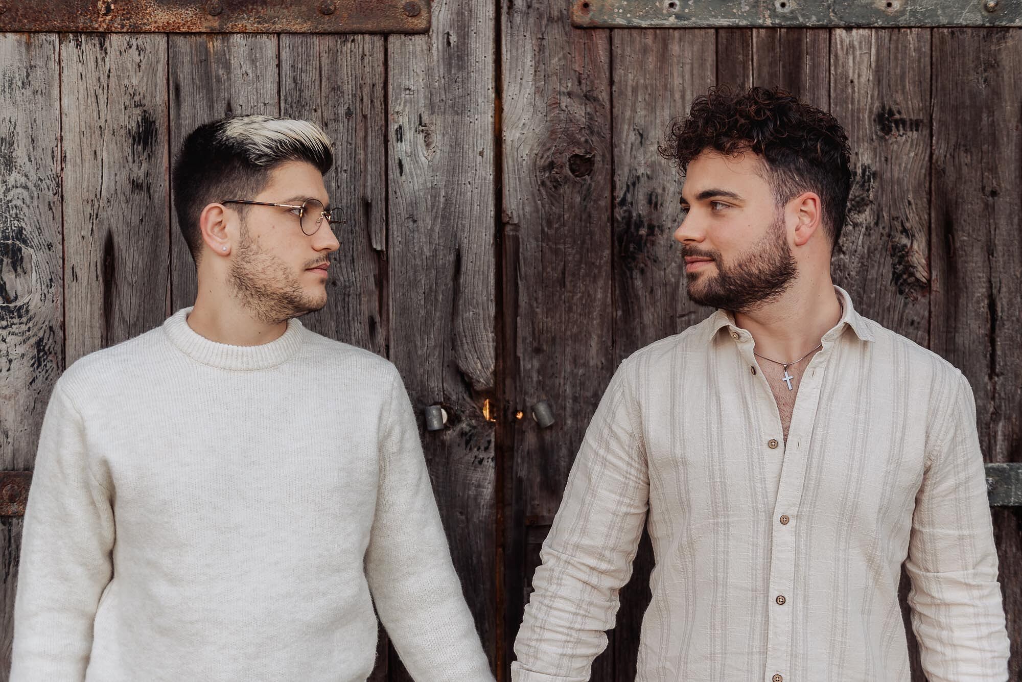 namorados a olhar um para o outro