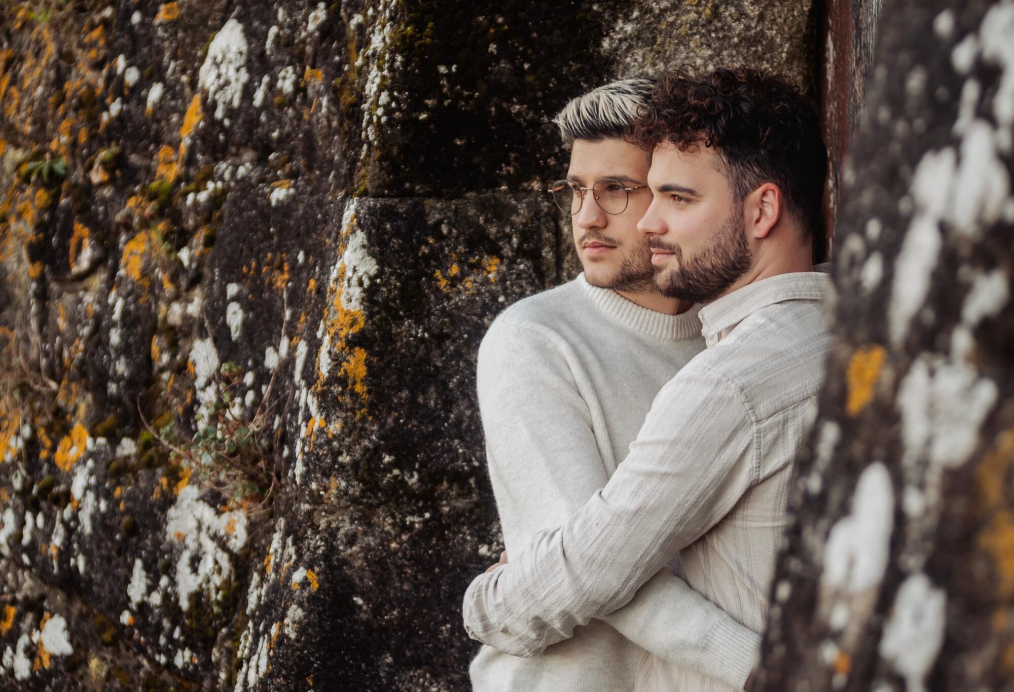 namorados agarrados a olhar