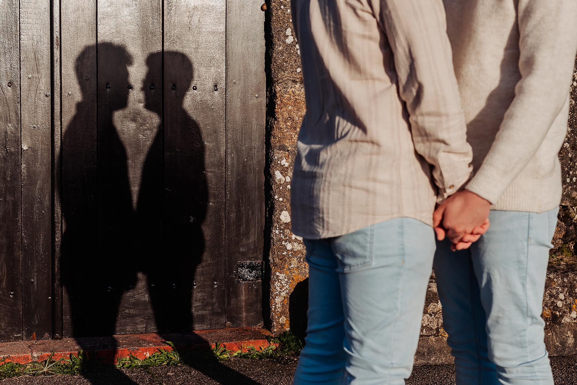 sombra de namorados em portão antigo