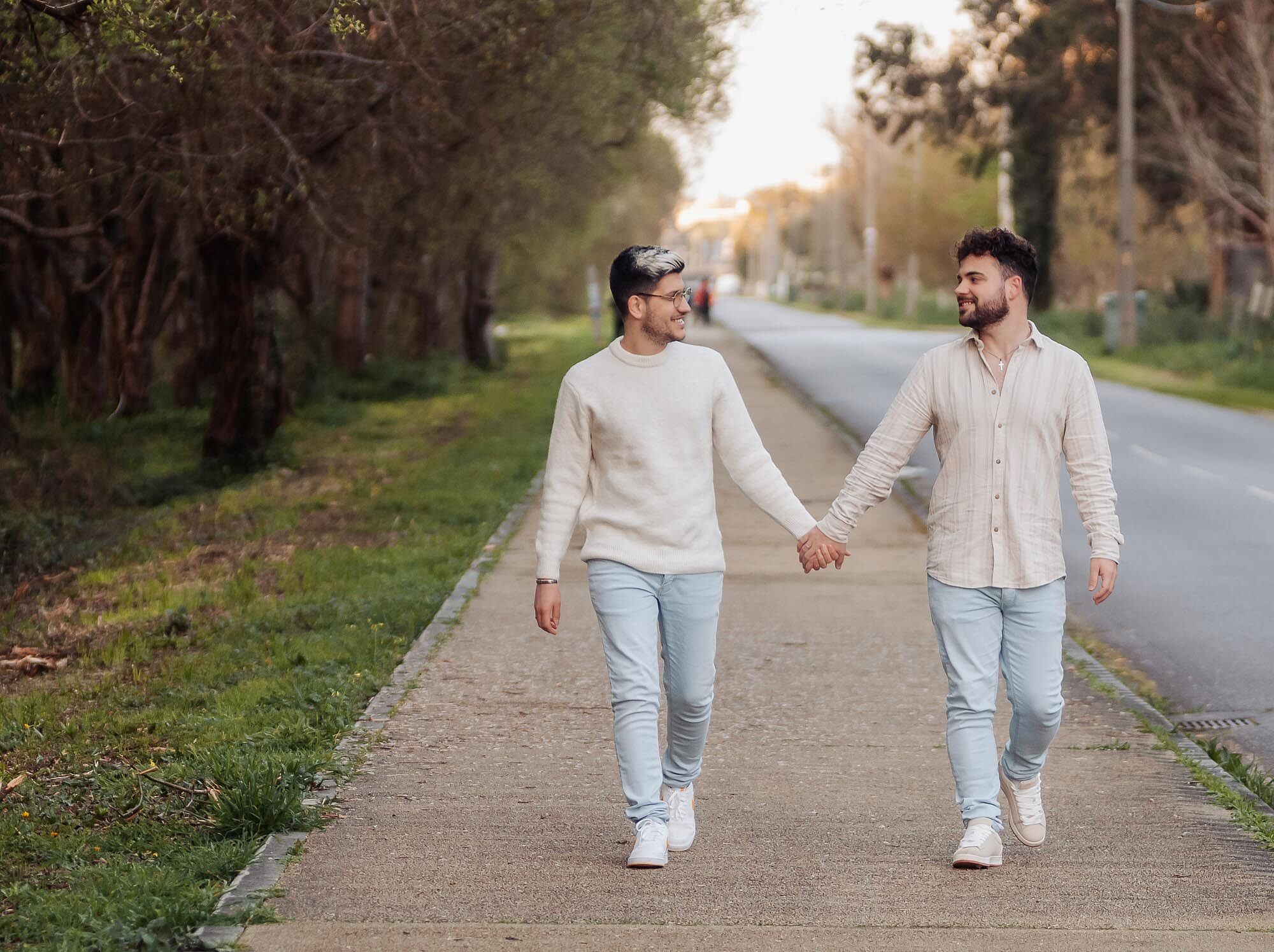 casal de namorados a caminhar