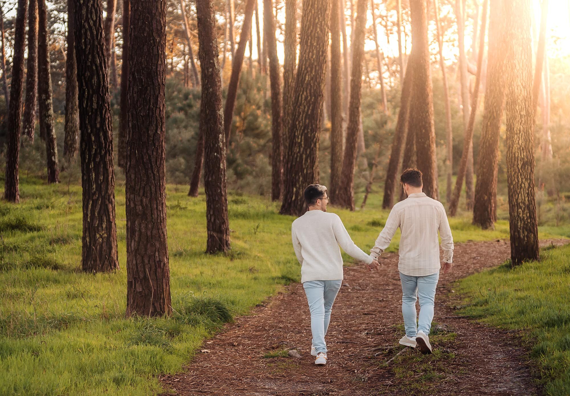 Namorados a caminhar na mata do camarido