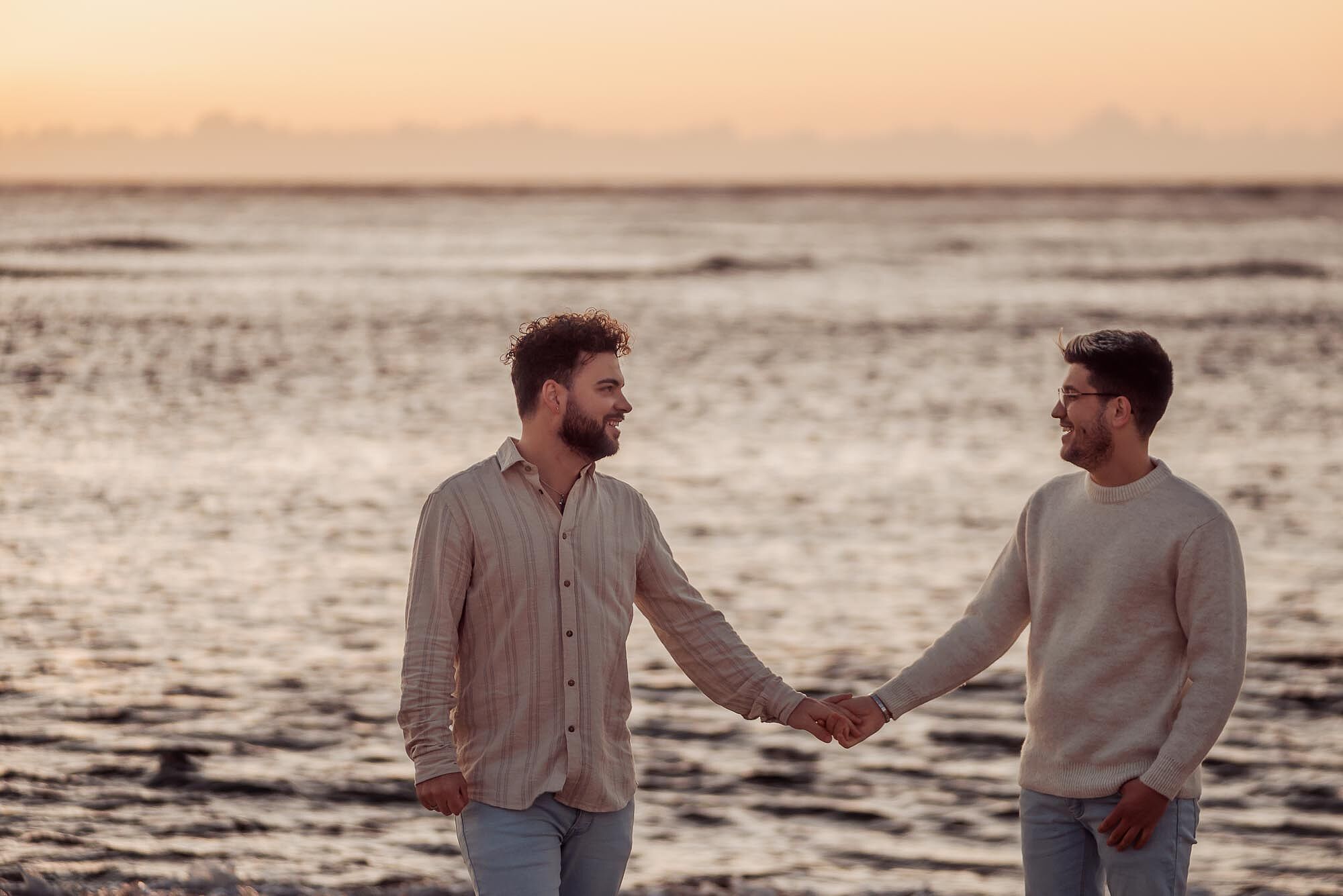 namorados em frente ao mar a olharem um para o outro