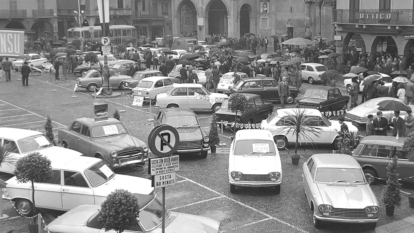 Lodi - Auto in Piazza (1968)
