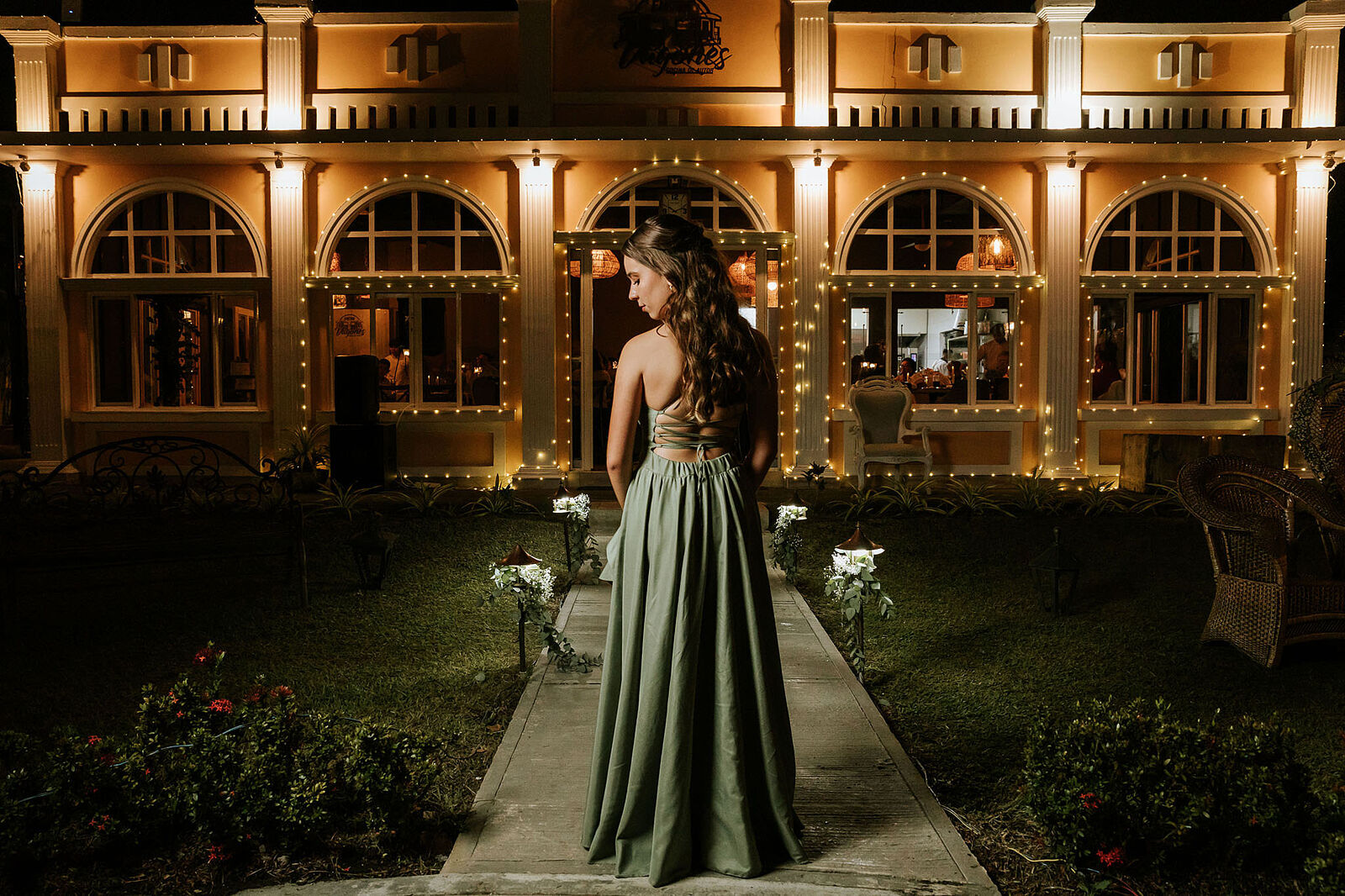 alexpiedrahita - quinceanera-espaldas-restaurante-entre-vagones-alex-piedrahita-fotografia-ts20260207025713386001.jpg
