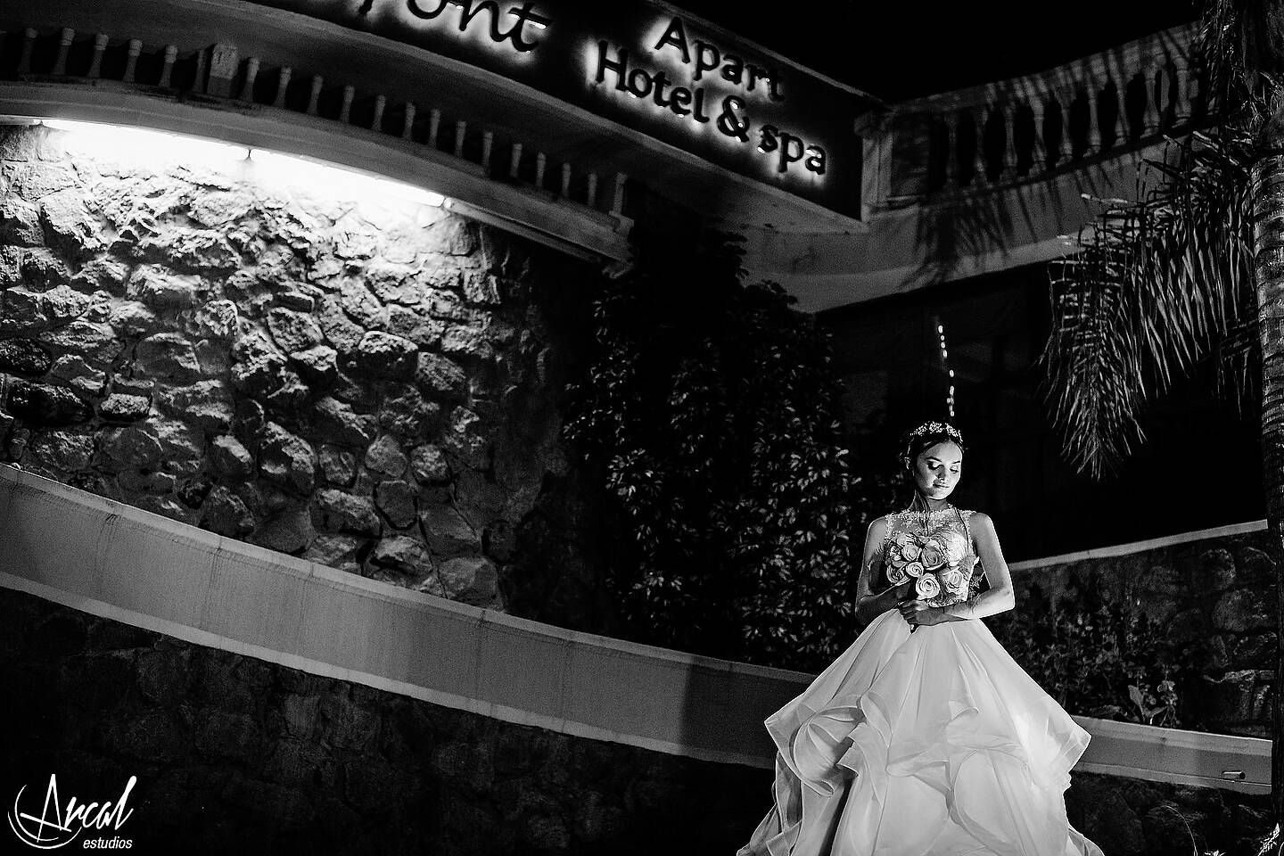 068_Florencia y Samuel_vestido de novia y maquillaje en apart hotel, boda en salón motonáutico, villa carlos pazA