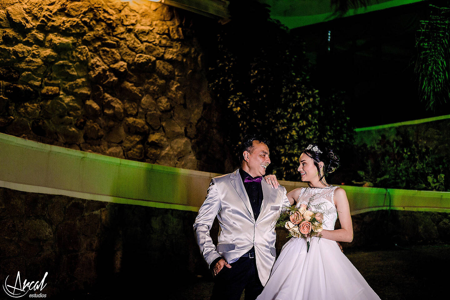 074_Florencia y Samuel_vestido de novia y maquillaje en apart hotel, boda en salón motonáutico, villa carlos pazA