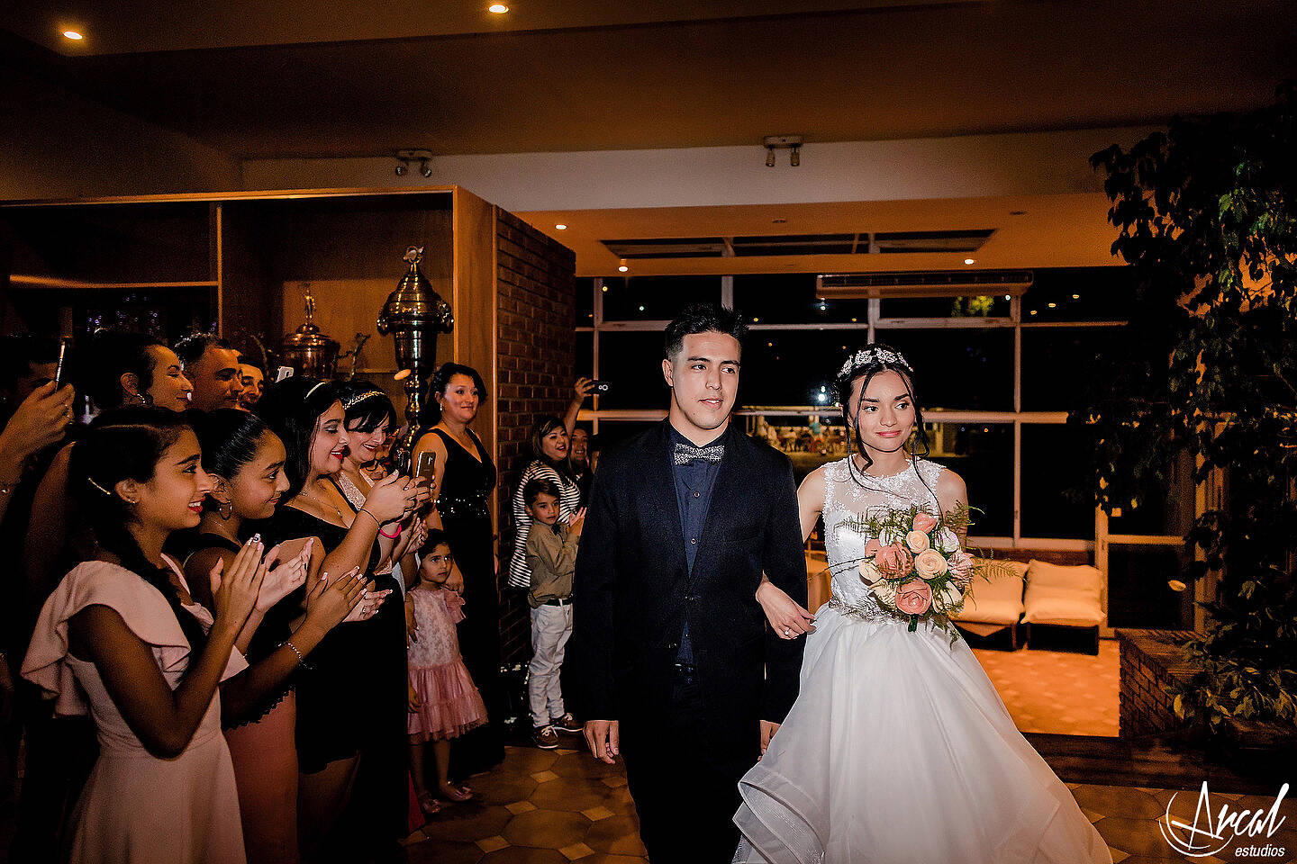 090_Florencia y Samuel_vestido de novia y maquillaje en apart hotel, boda en salón motonáutico, villa carlos paz