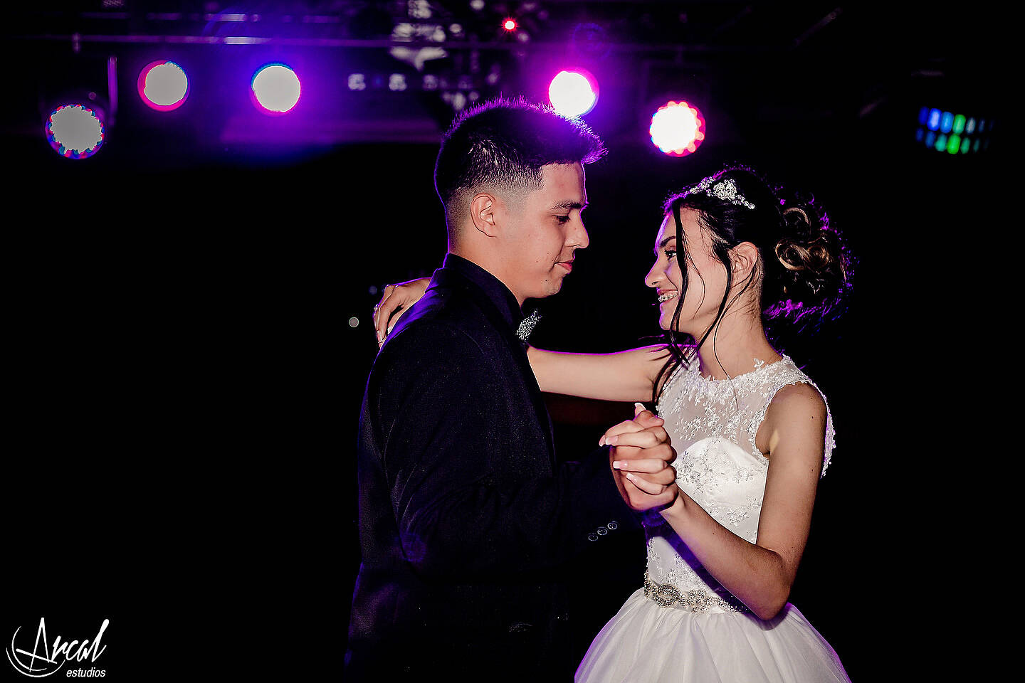 233_Florencia y Samuel_vestido de novia y maquillaje en apart hotel, boda en salón motonáutico, villa carlos pazA