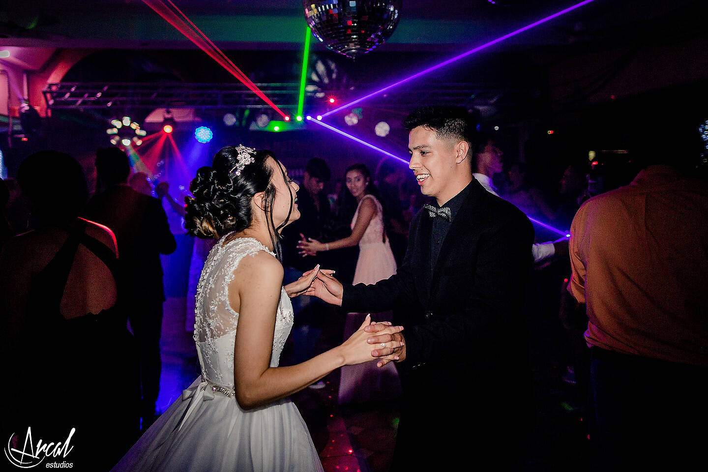 283_Florencia y Samuel_vestido de novia y maquillaje en apart hotel, boda en salón motonáutico, villa carlos pazA
