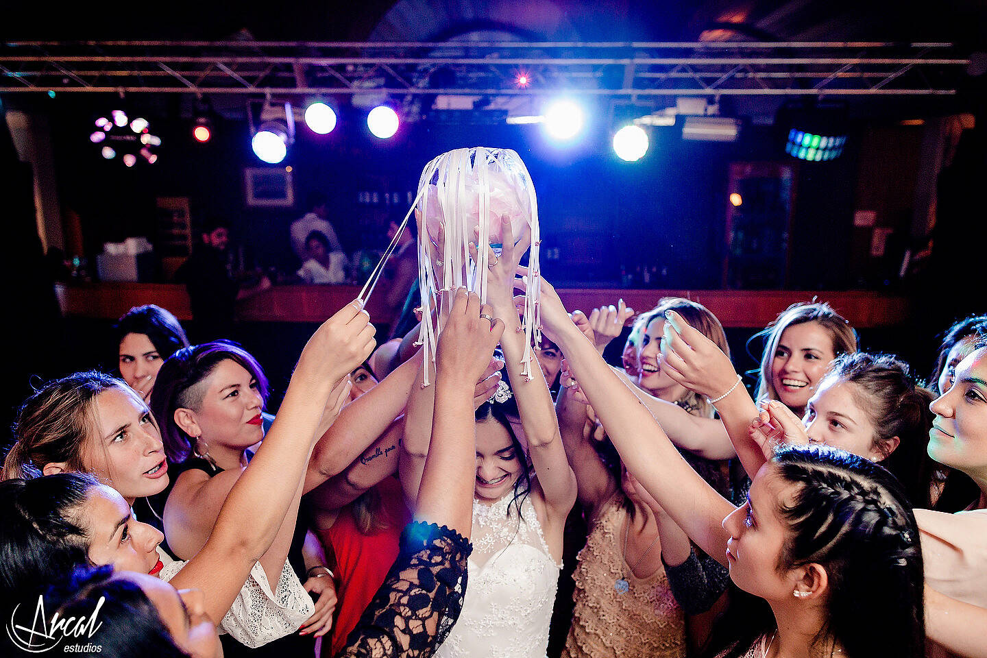 364_Florencia y Samuel_vestido de novia y maquillaje en apart hotel, boda en salón motonáutico, villa carlos pazA