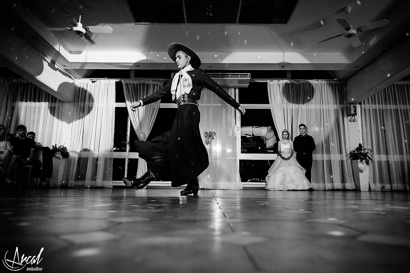 379_Florencia y Samuel_vestido de novia y maquillaje en apart hotel, boda en salón motonáutico, villa carlos pazA