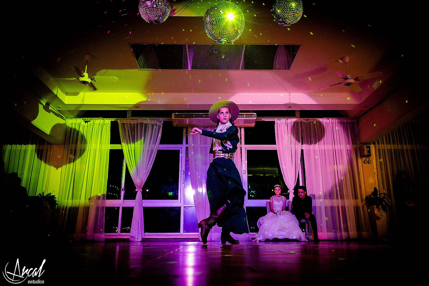 384_Florencia y Samuel_vestido de novia y maquillaje en apart hotel, boda en salón motonáutico, villa carlos pazA