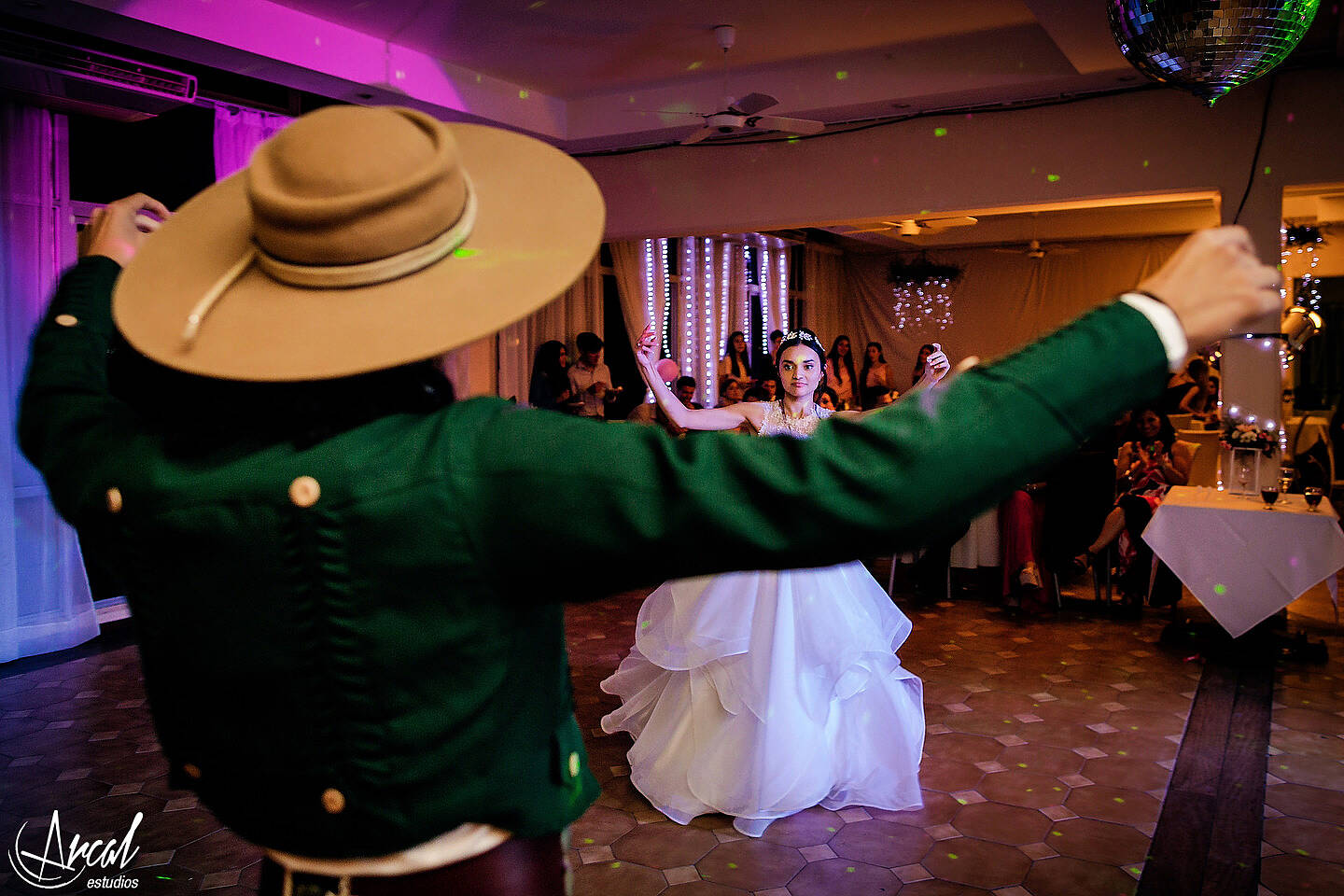 387_Florencia y Samuel_vestido de novia y maquillaje en apart hotel, boda en salón motonáutico, villa carlos pazA